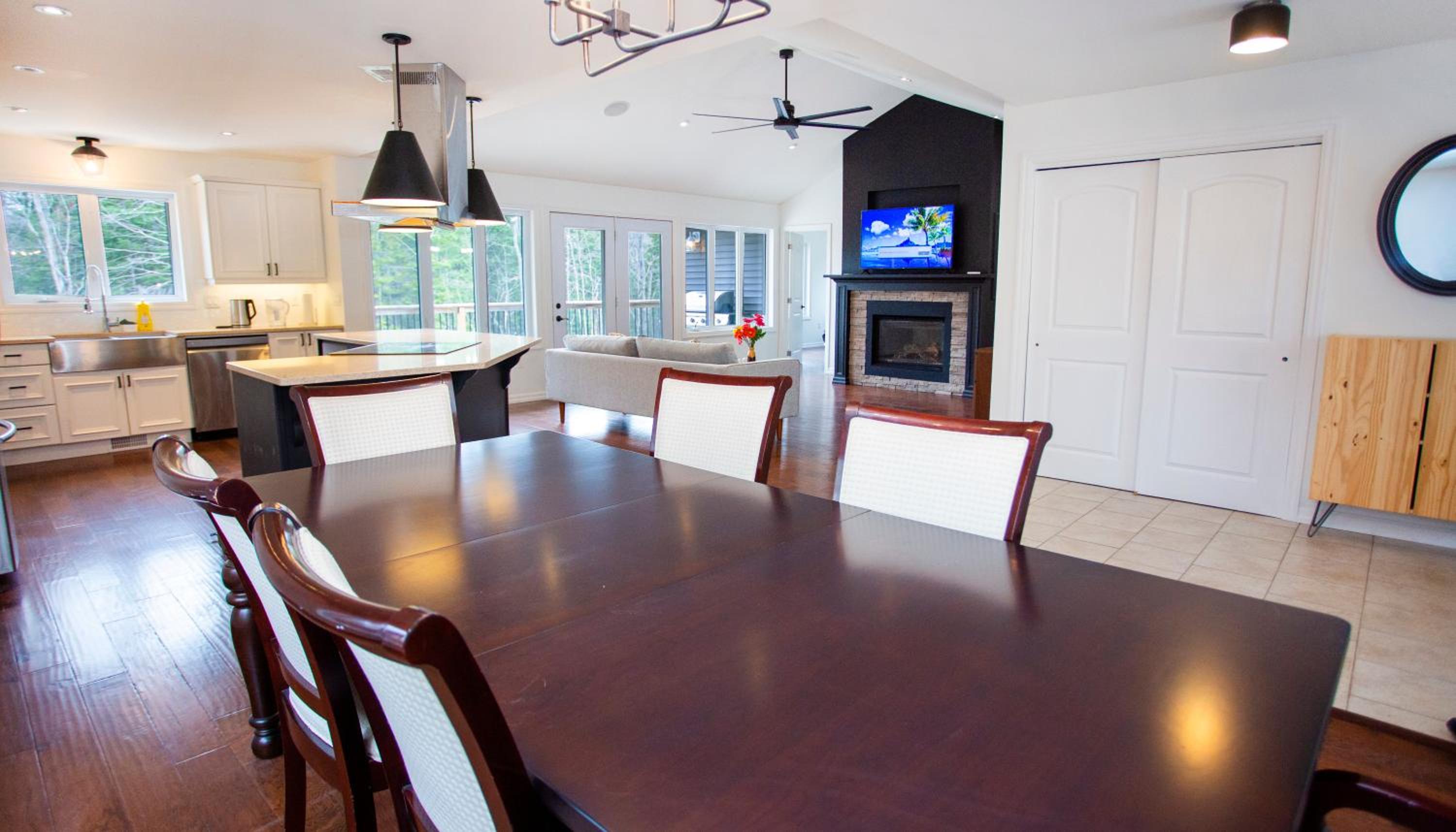 Mountain House in the Heart of Haliburton, Mins to Lake