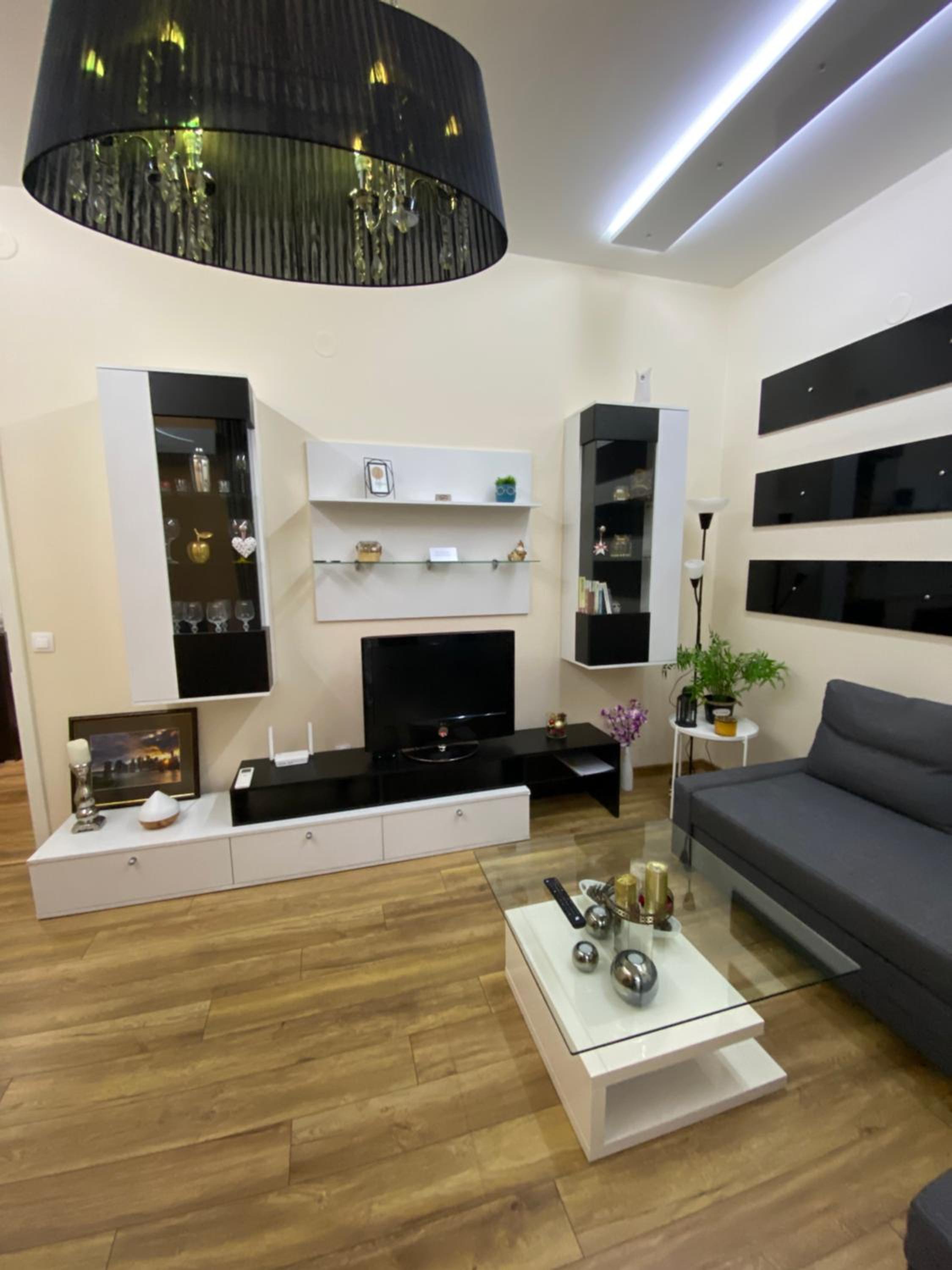 Cozy apartment in downtown Sofia - Tsar Samuil Street view 4