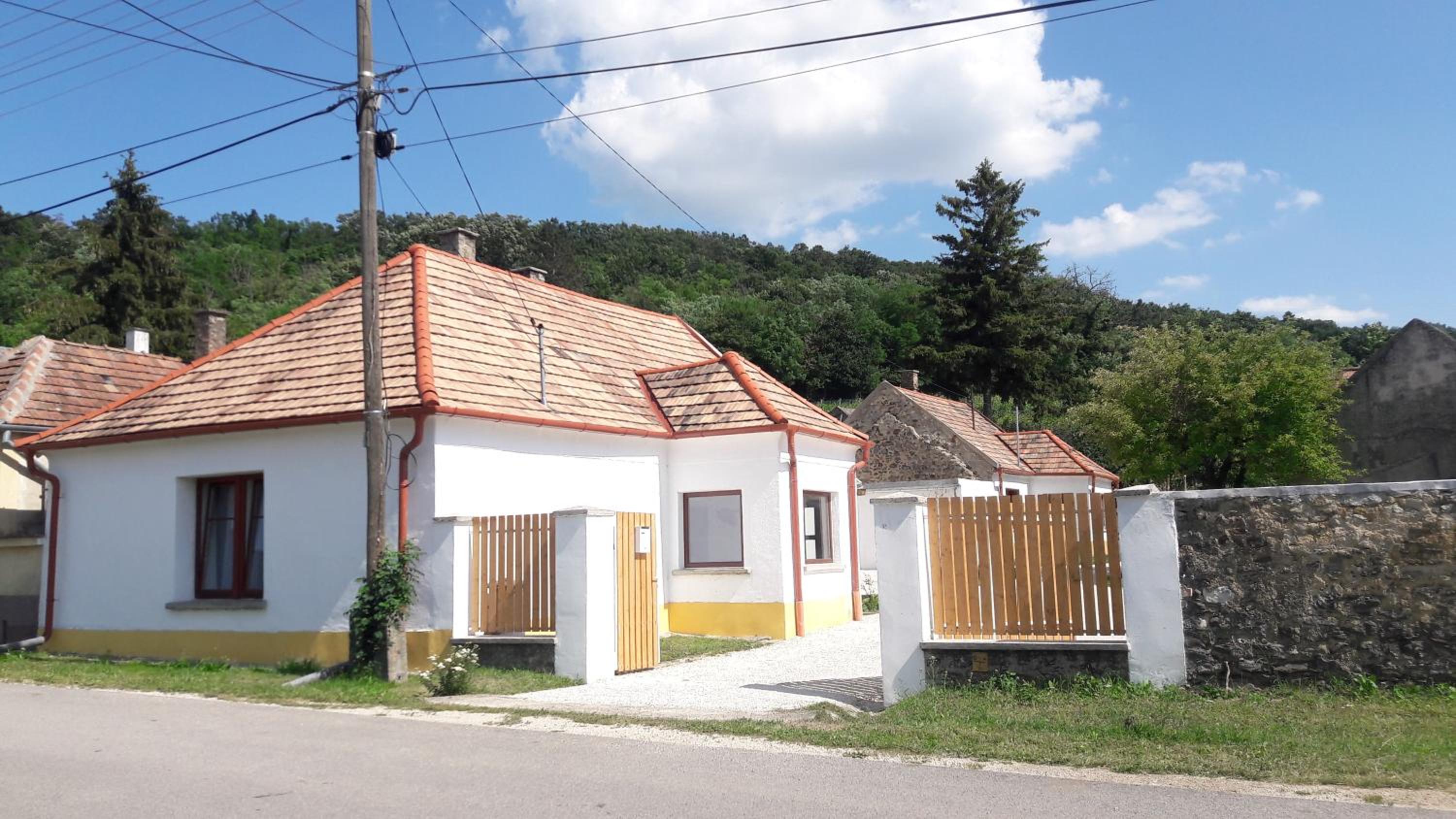 Hegyalja Vendégház Monostorapáti