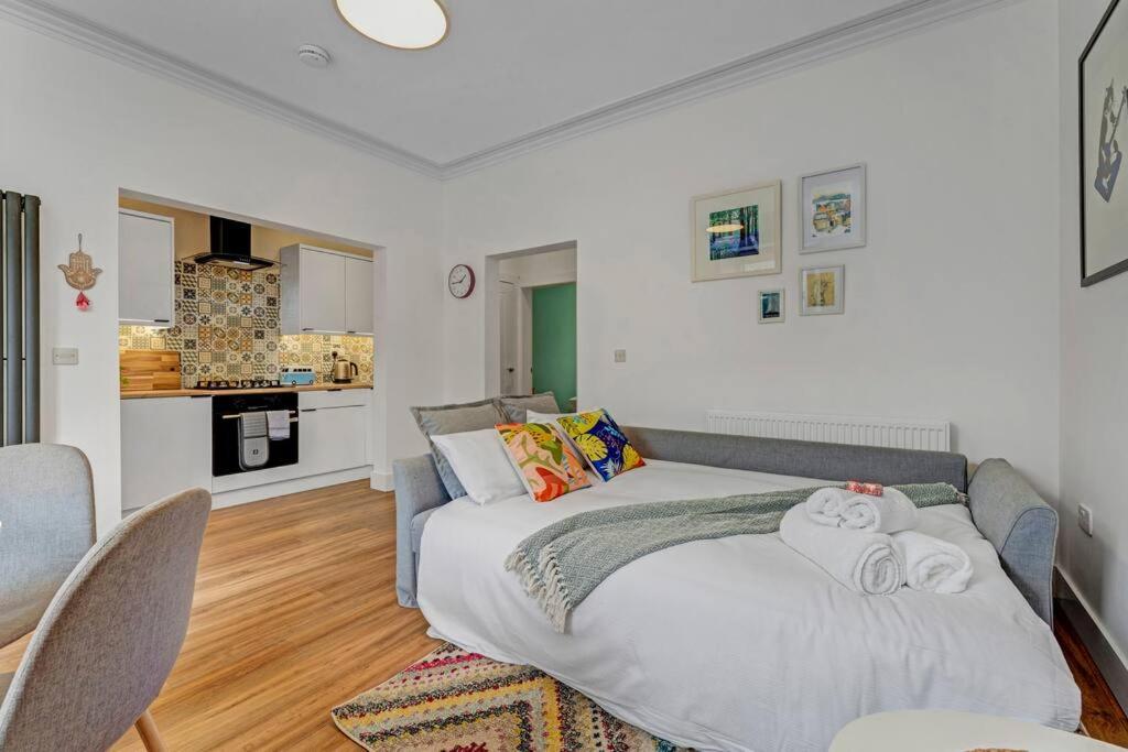 Cheerful Stays - Westend Cottage