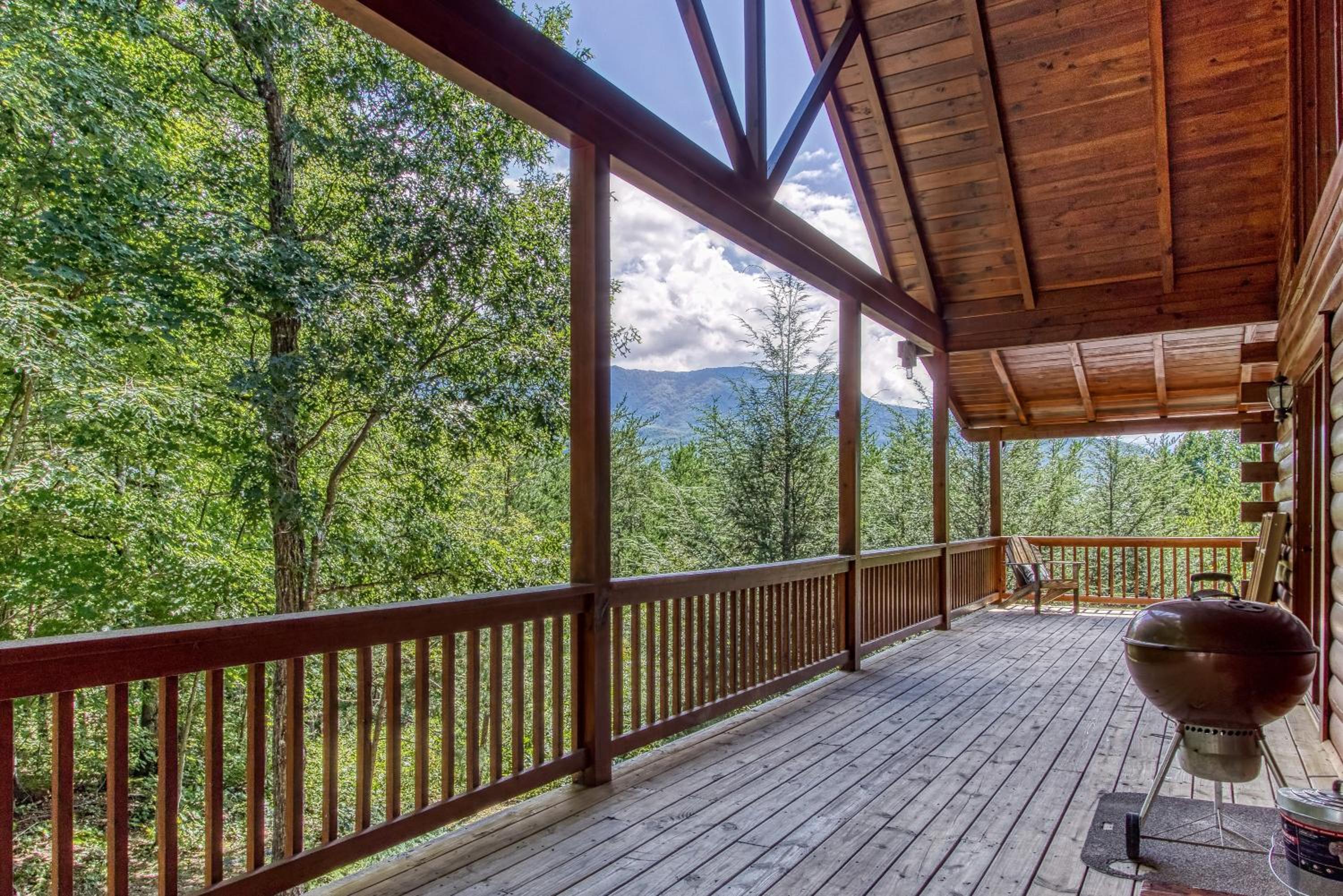 Mountain Jewel, Game Room , Fire Pit, Theater Area, WIFI, Pool access!!!