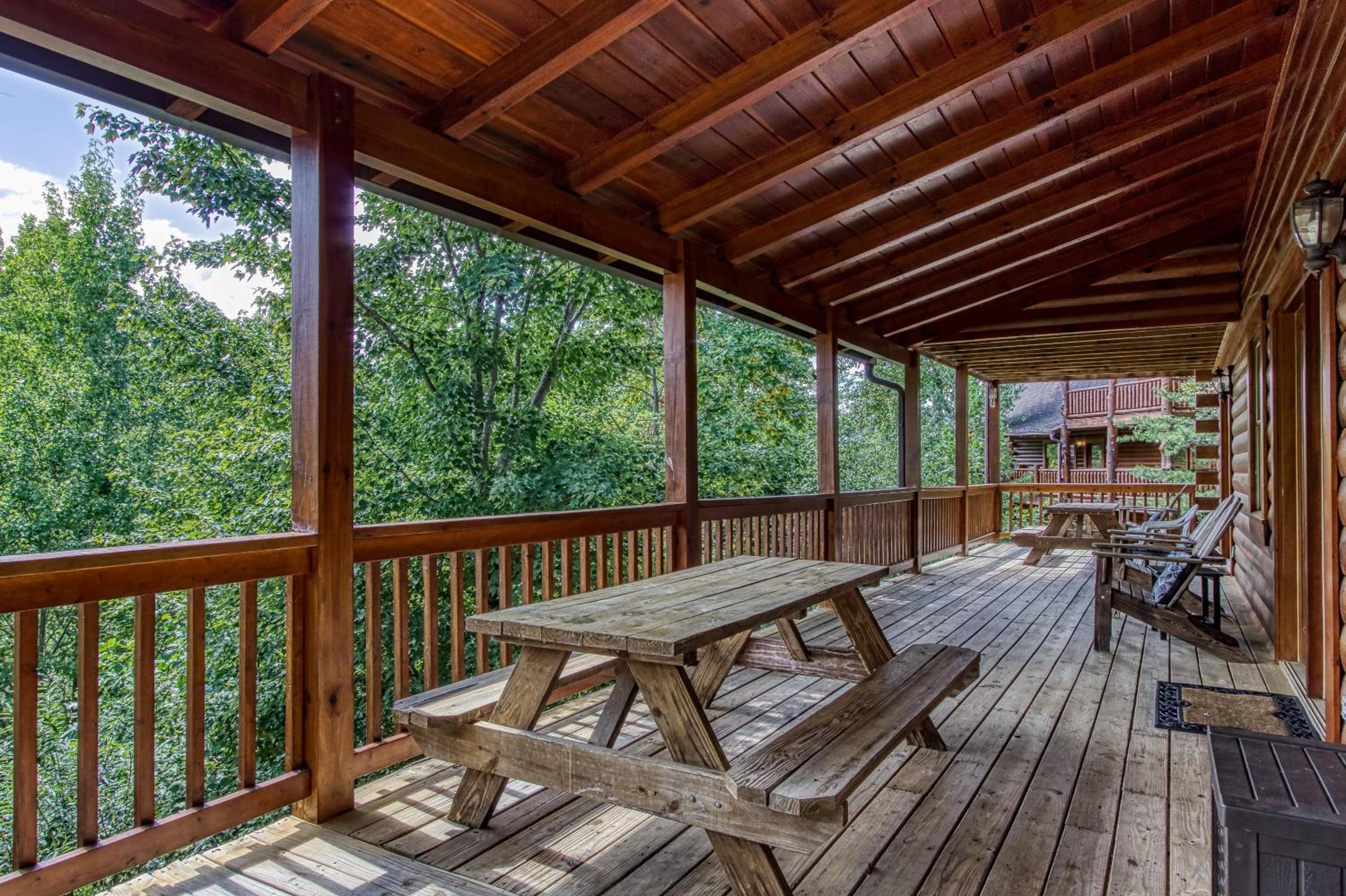 Mountain Jewel, Game Room , Fire Pit, Theater Area, WIFI, Pool access!!!