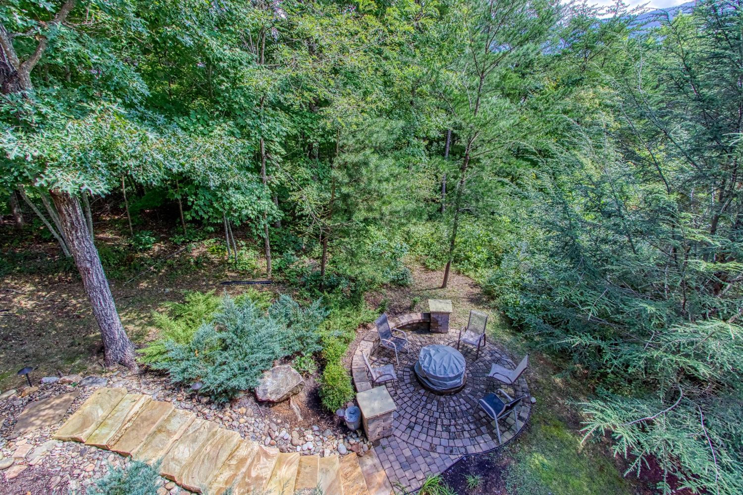 Mountain Jewel, Game Room , Fire Pit, Theater Area, WIFI, Pool access!!!