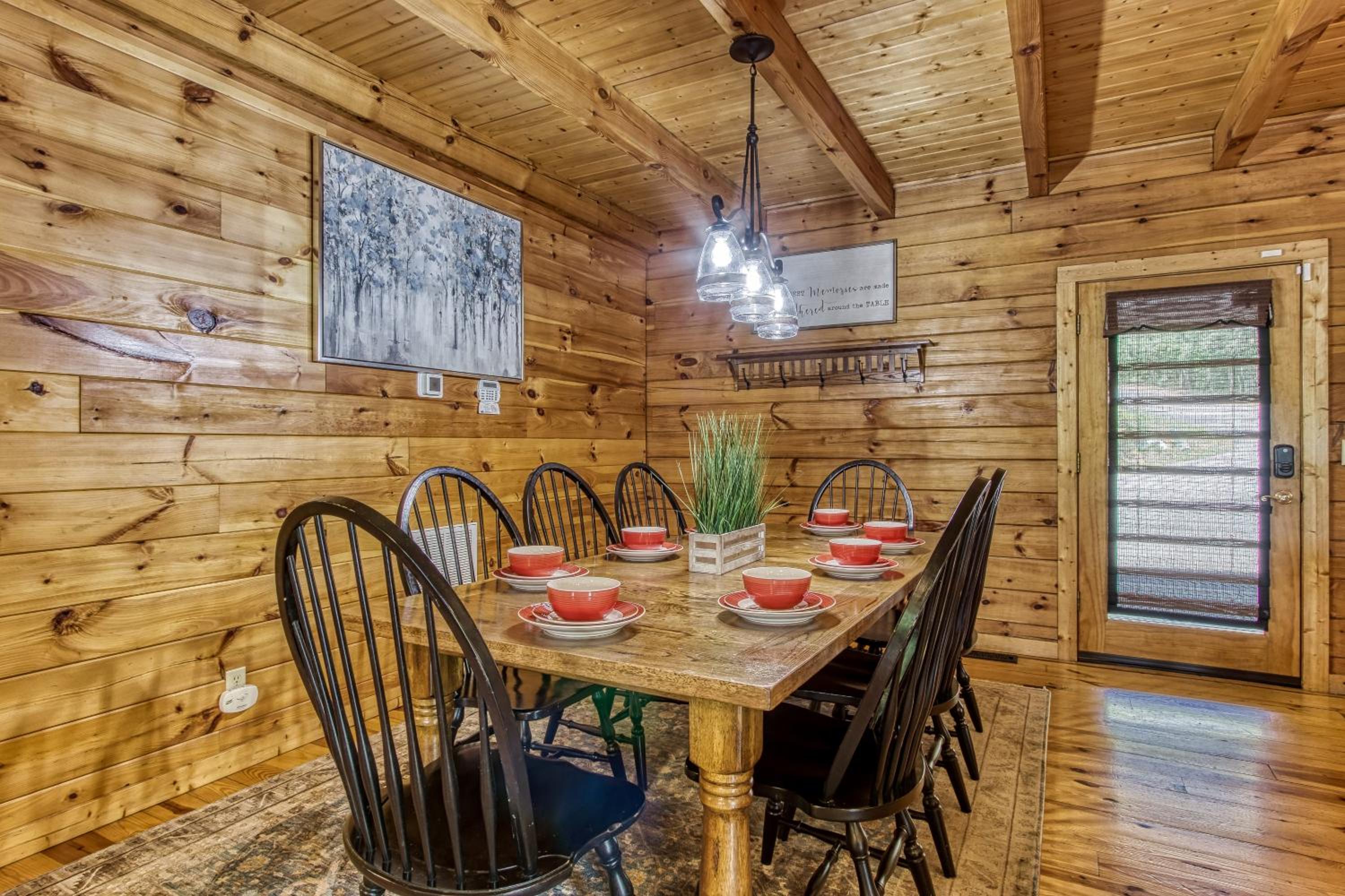 Mountain Jewel, Game Room , Fire Pit, Theater Area, WIFI, Pool access!!!