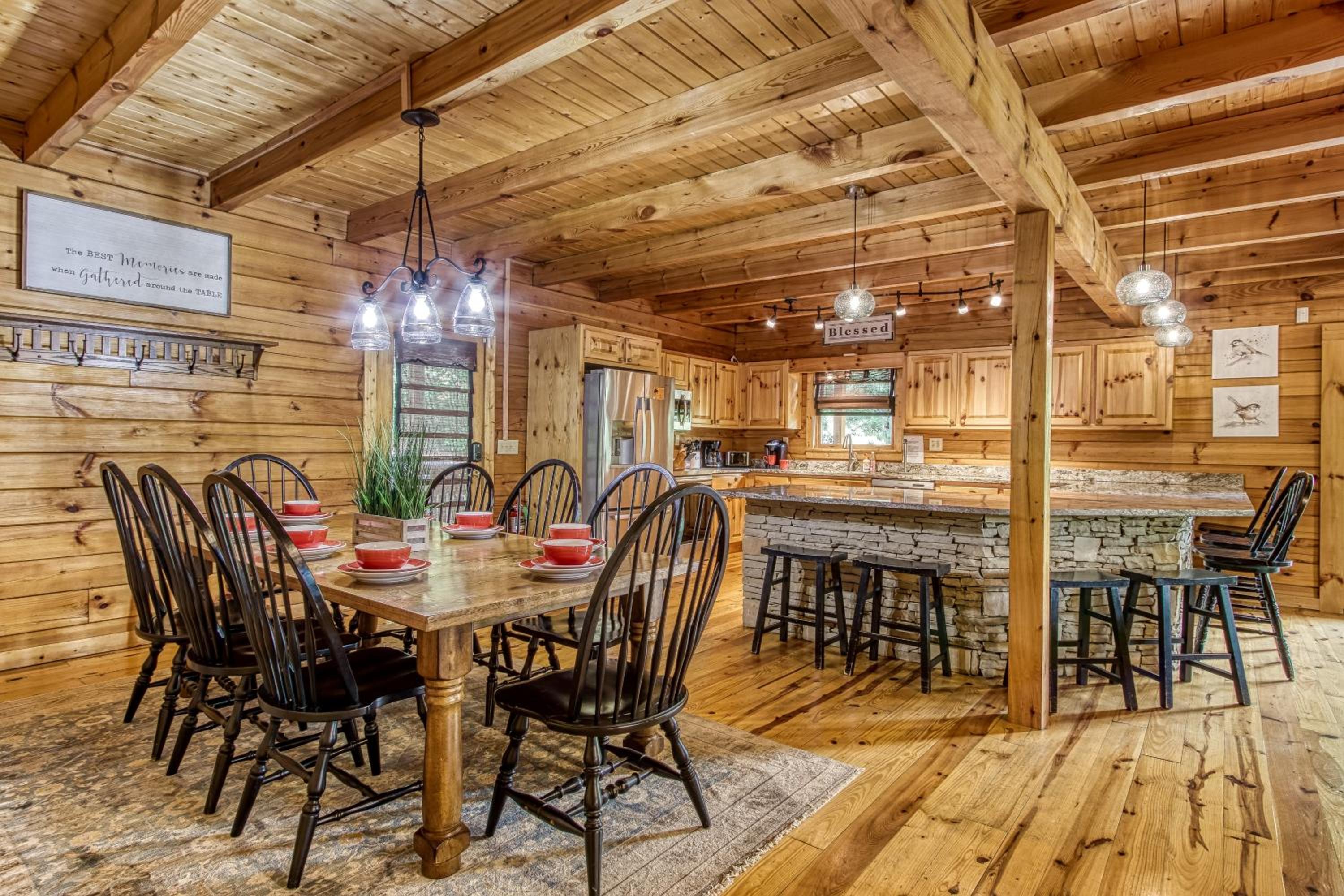 Mountain Jewel, Game Room , Fire Pit, Theater Area, WIFI, Pool access!!!