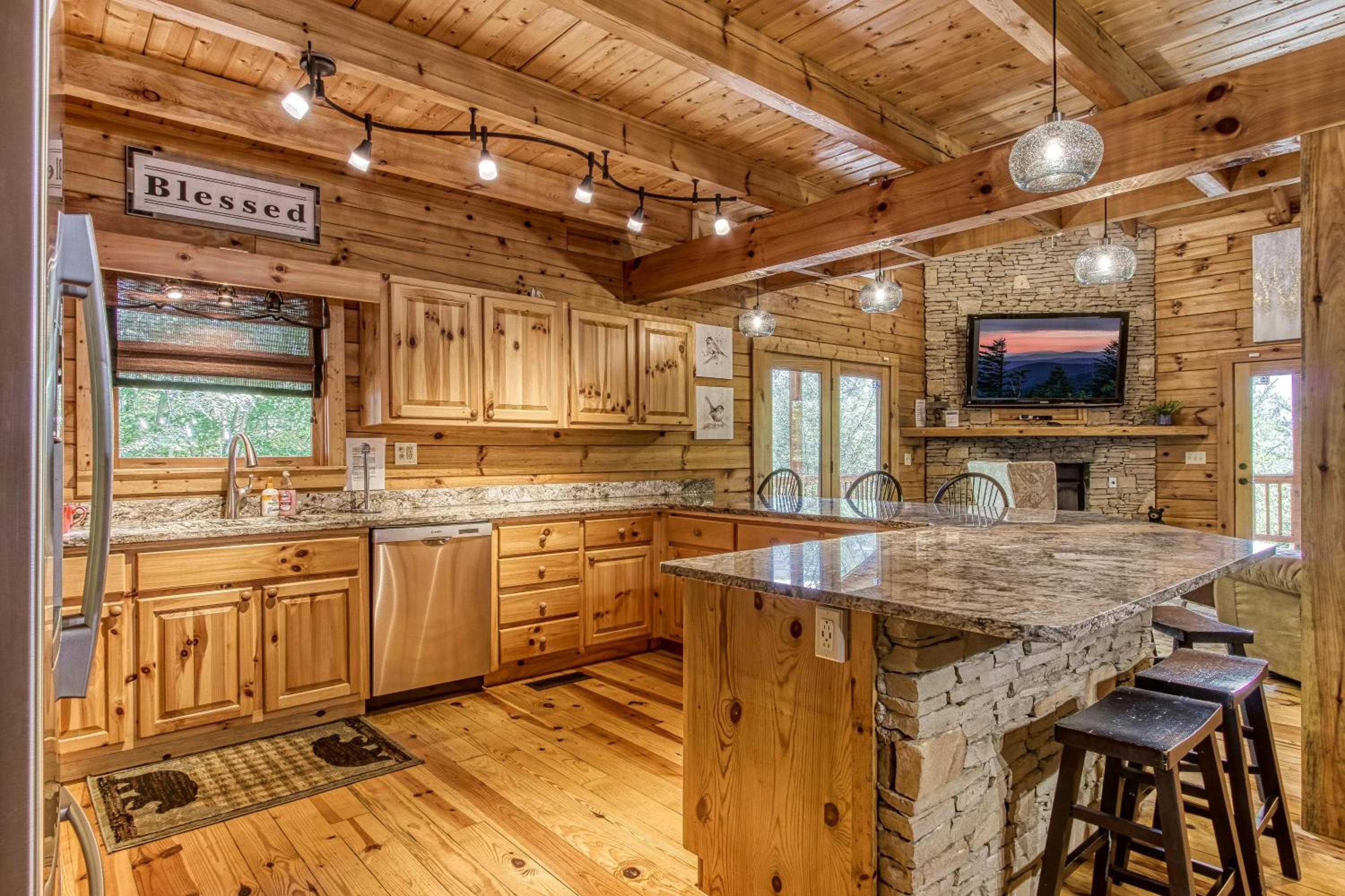Mountain Jewel, Game Room , Fire Pit, Theater Area, WIFI, Pool access!!!