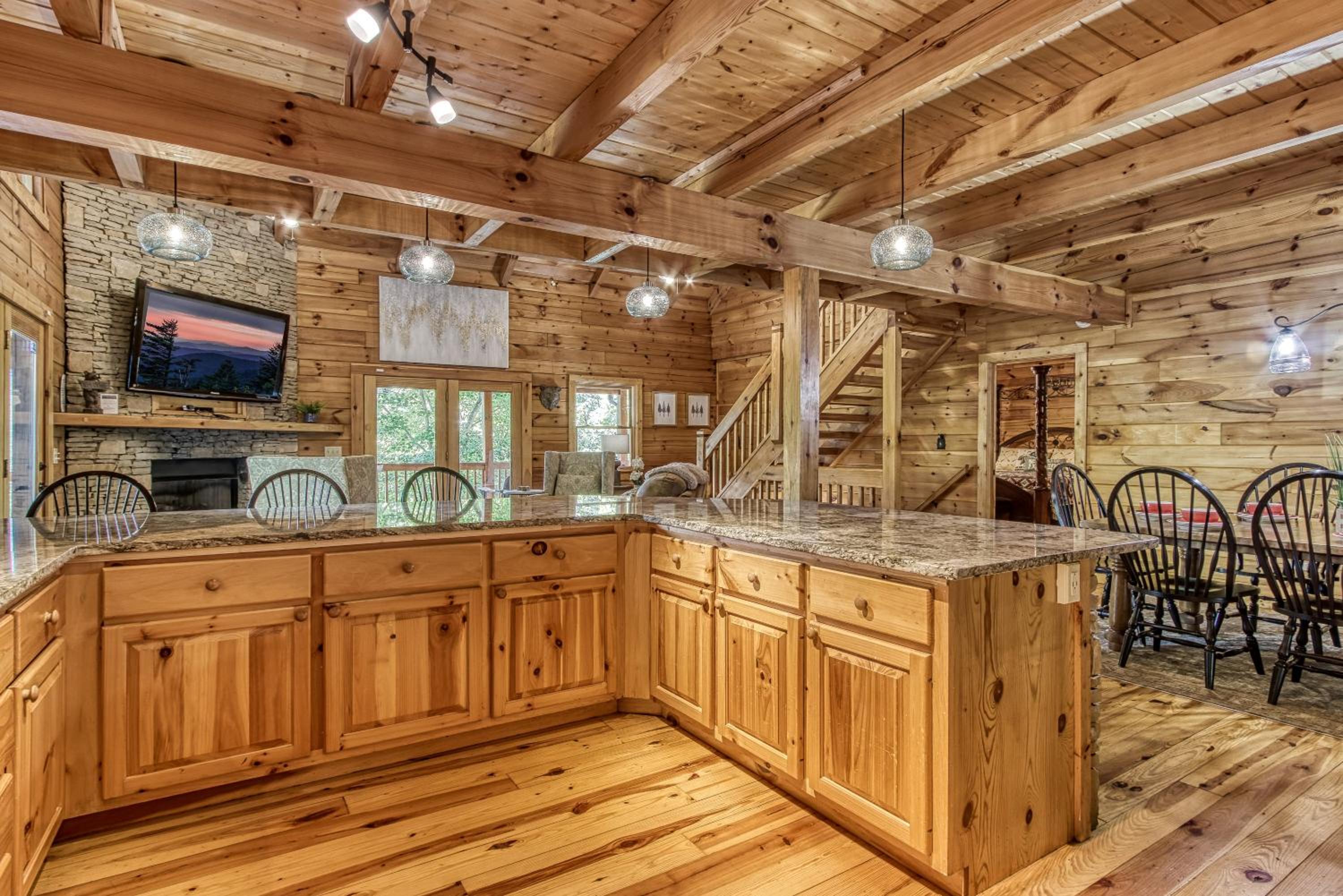 Mountain Jewel, Game Room , Fire Pit, Theater Area, WIFI, Pool access!!!