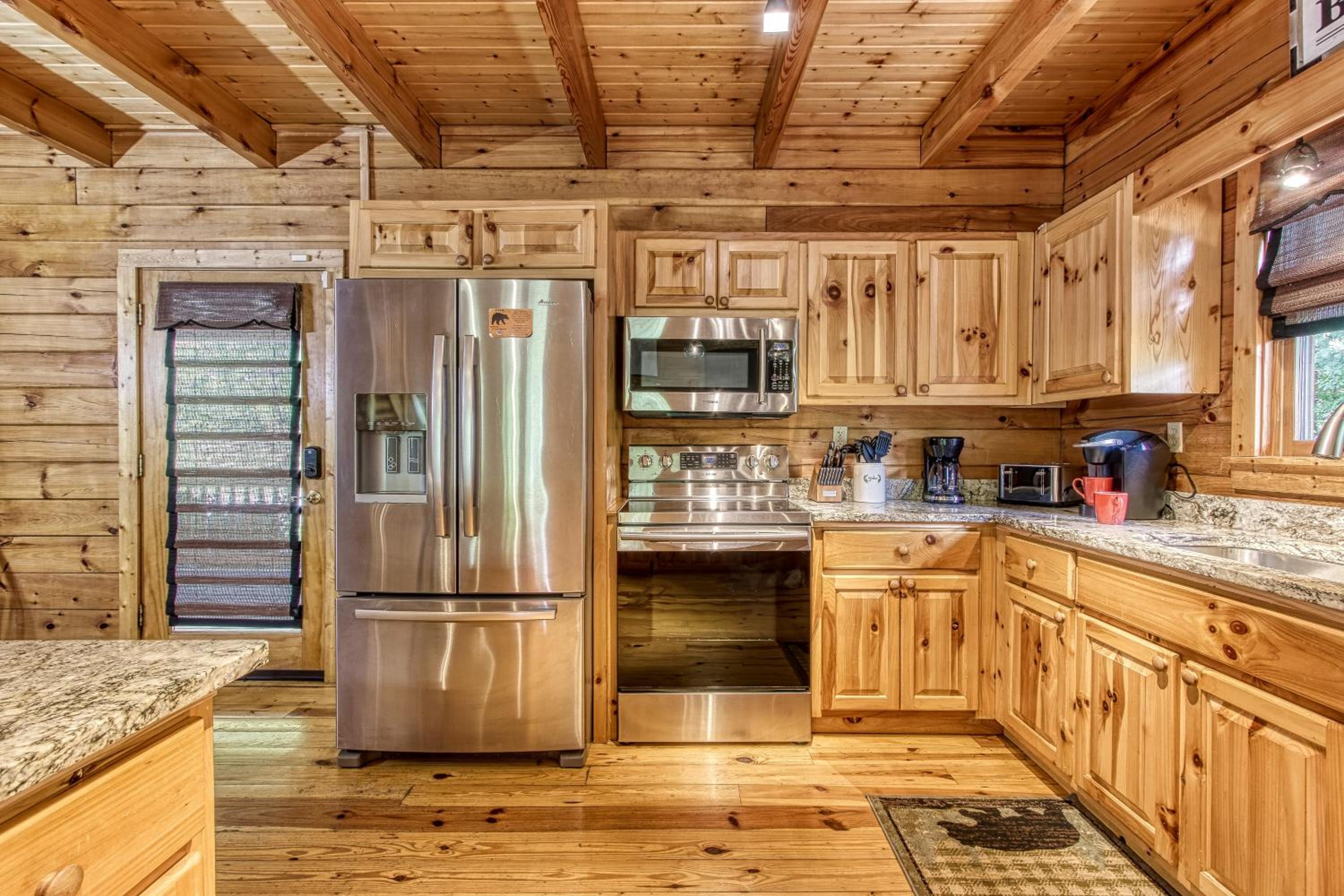 Mountain Jewel, Game Room , Fire Pit, Theater Area, WIFI, Pool access!!!
