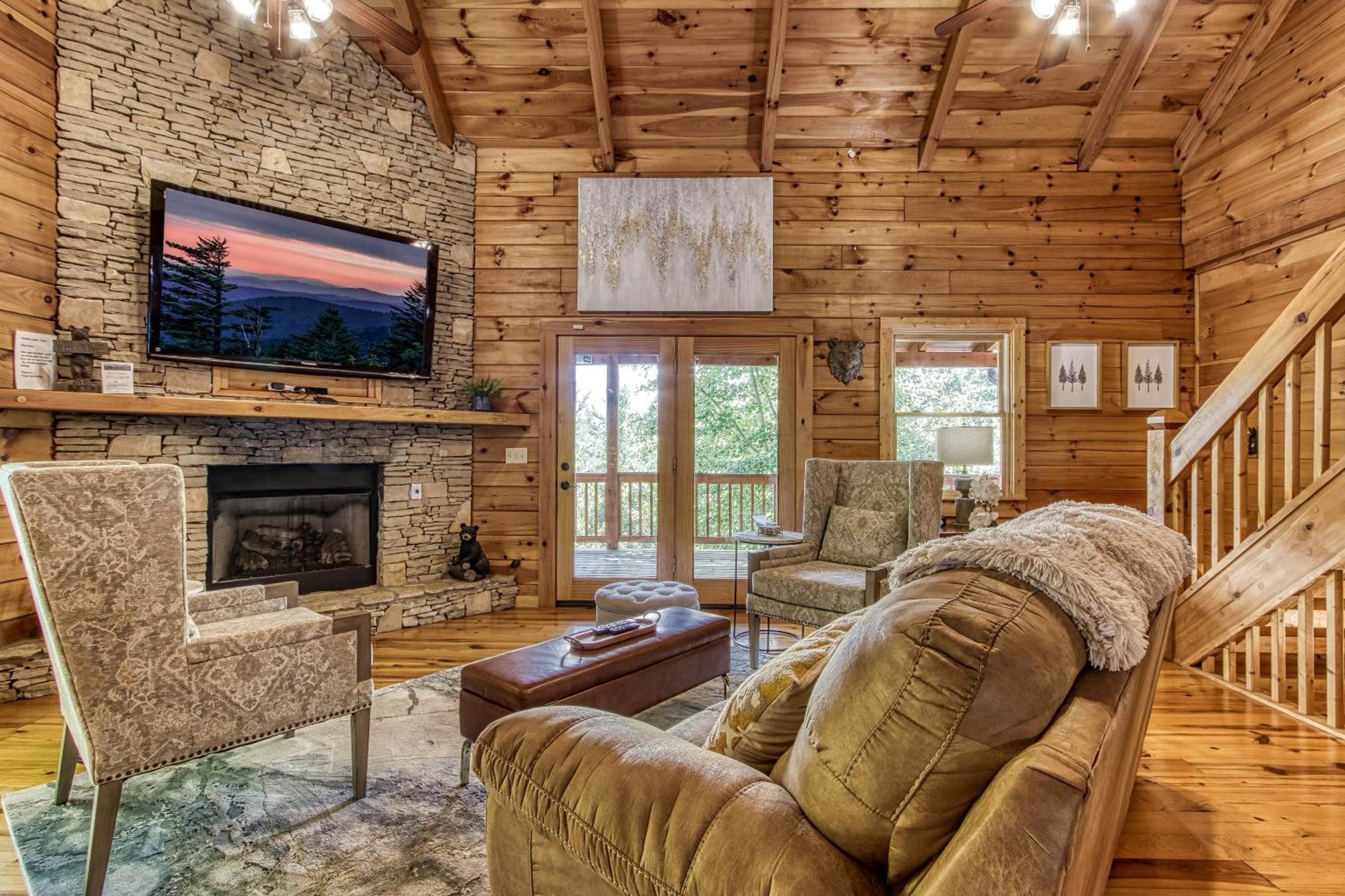 Mountain Jewel, Game Room , Fire Pit, Theater Area, WIFI, Pool access!!!