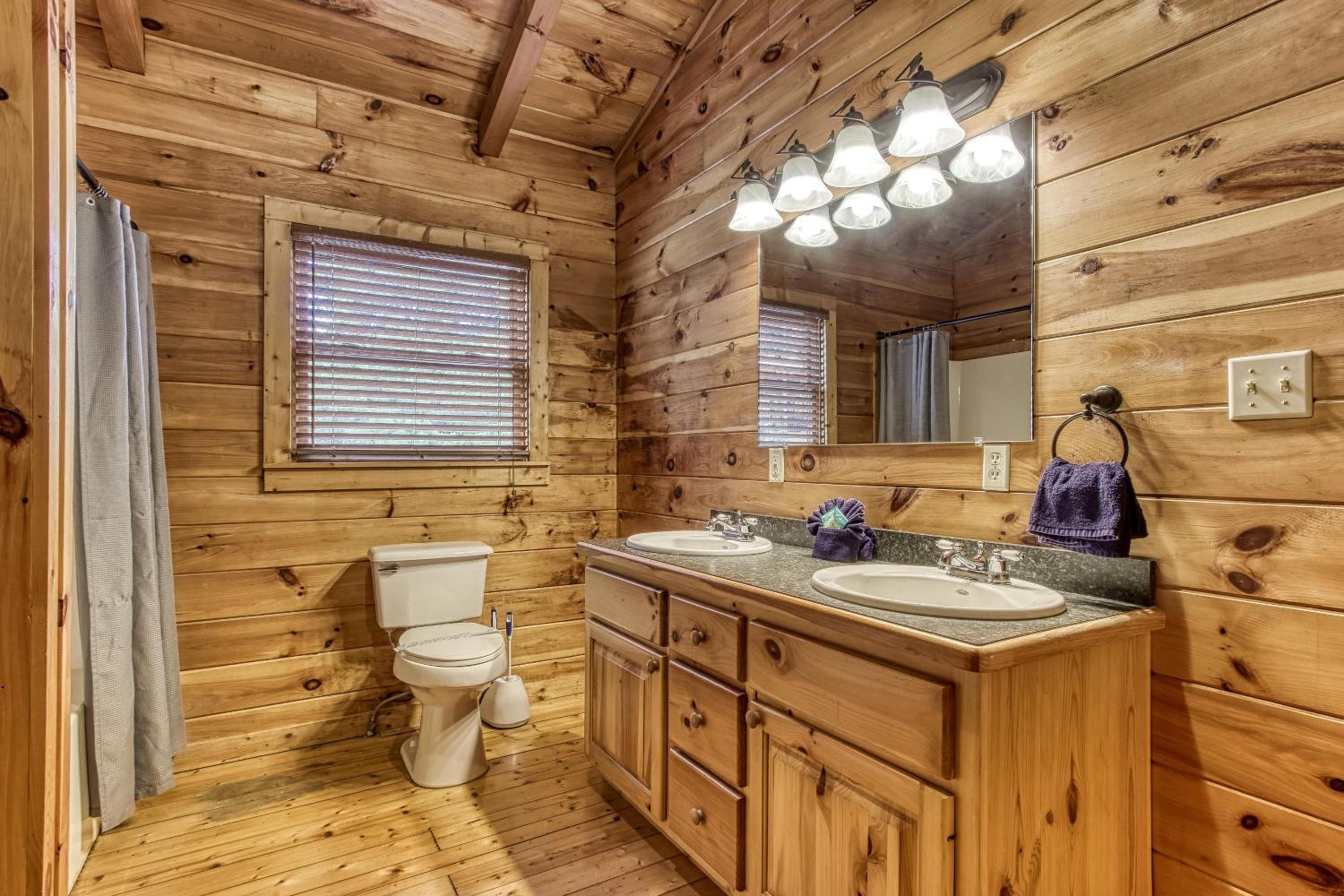 Mountain Jewel, Game Room , Fire Pit, Theater Area, WIFI, Pool access!!!