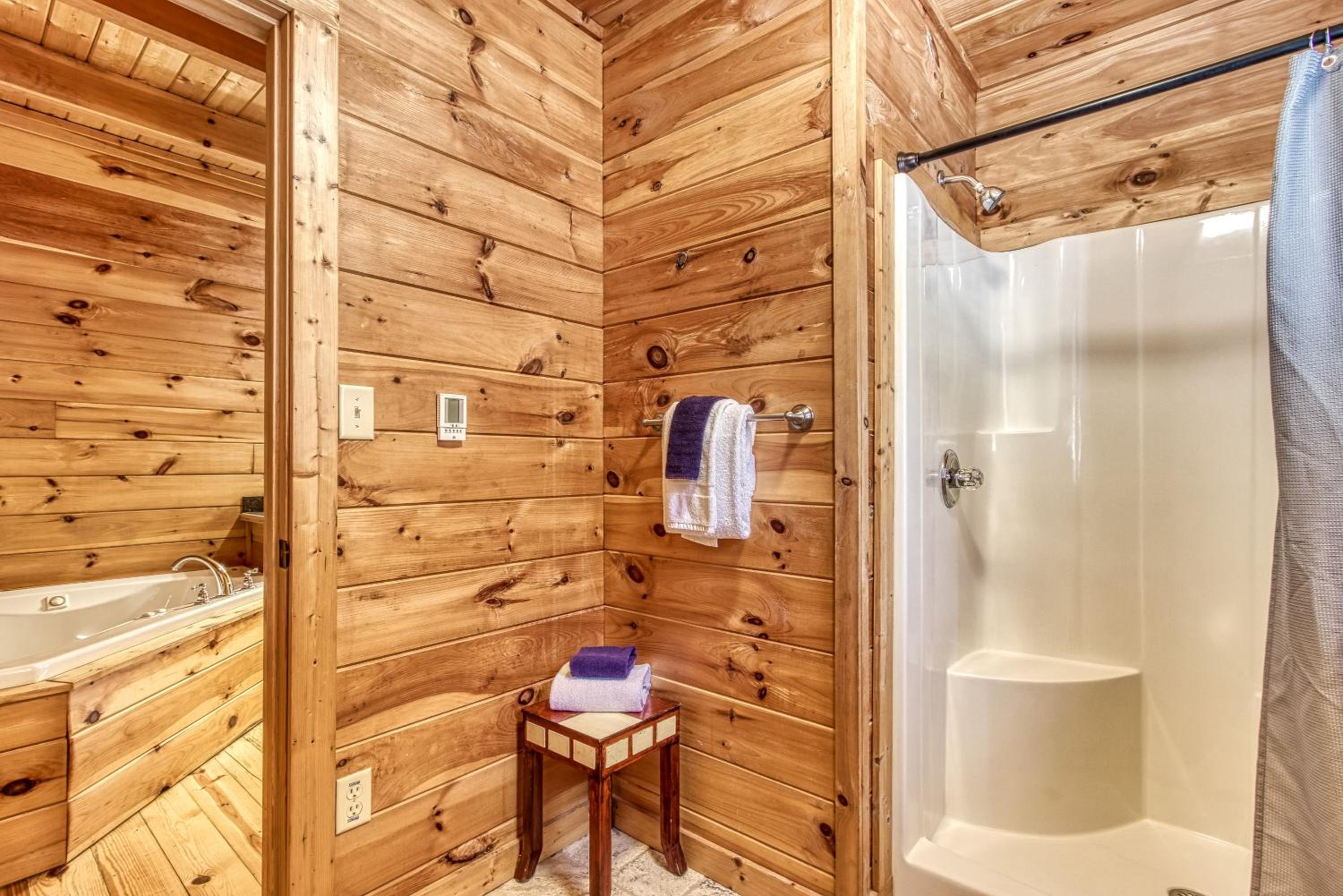 Mountain Jewel, Game Room , Fire Pit, Theater Area, WIFI, Pool access!!!