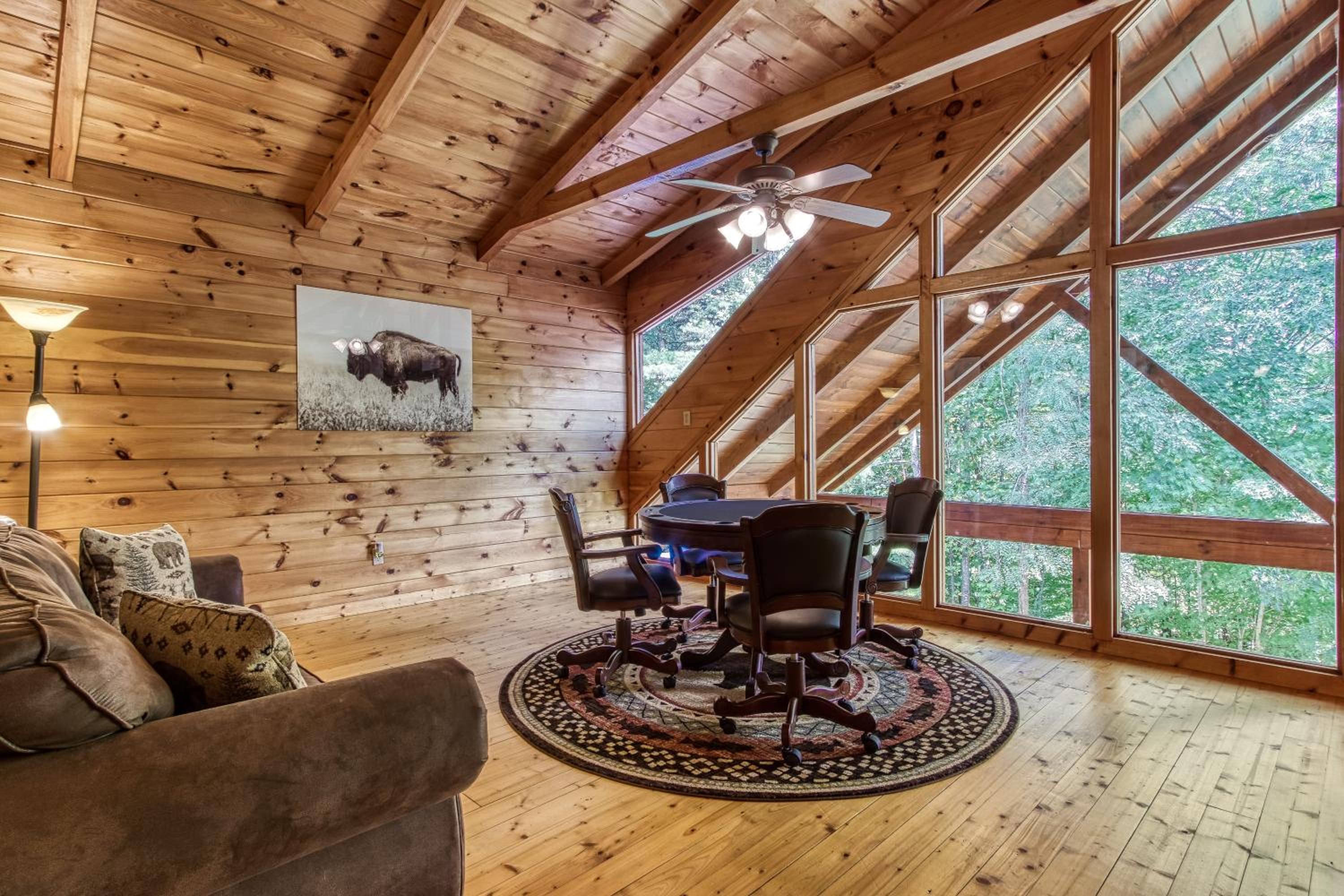 Mountain Jewel, Game Room , Fire Pit, Theater Area, WIFI, Pool access!!!
