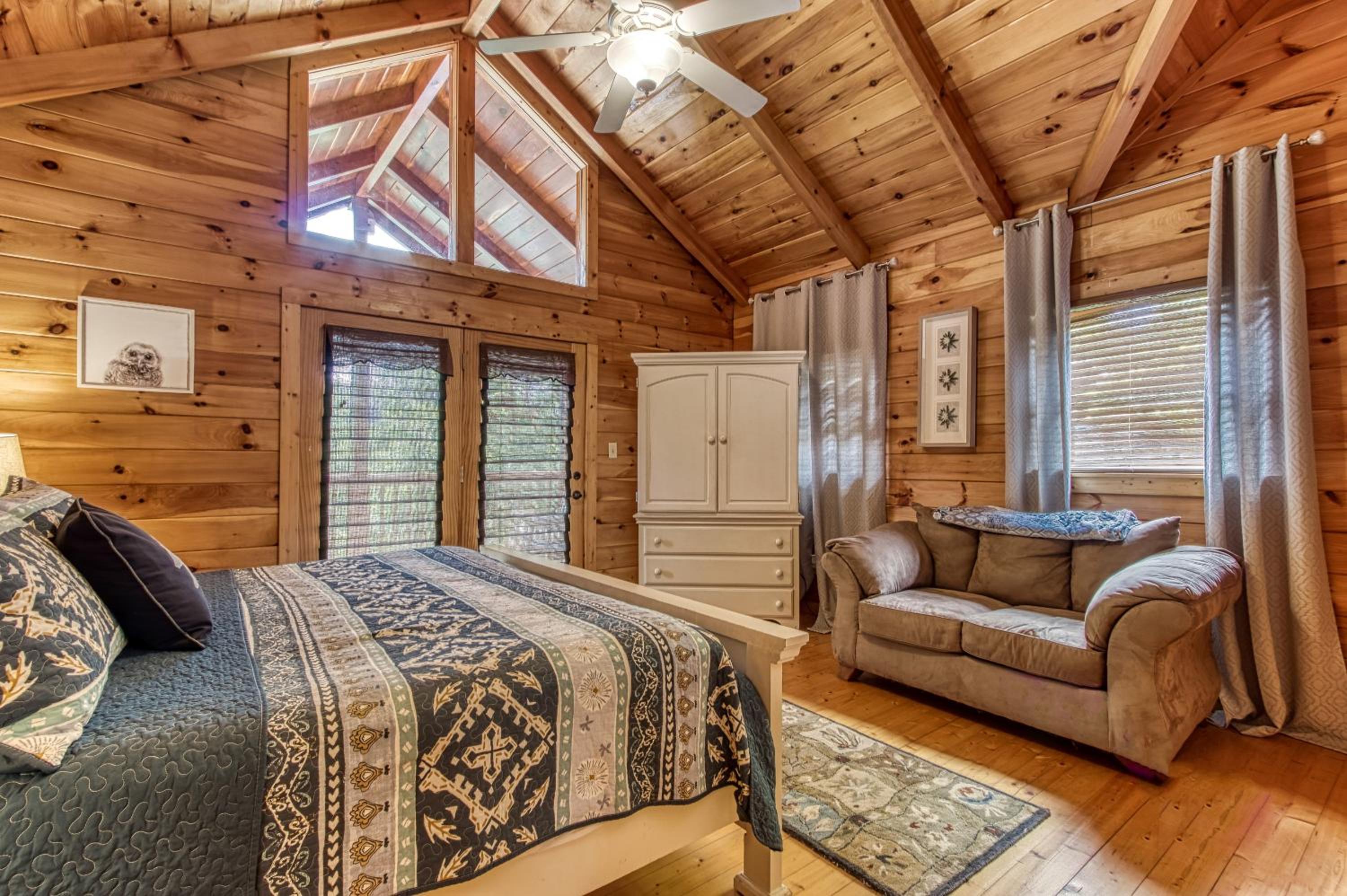 Mountain Jewel, Game Room , Fire Pit, Theater Area, WIFI, Pool access!!!