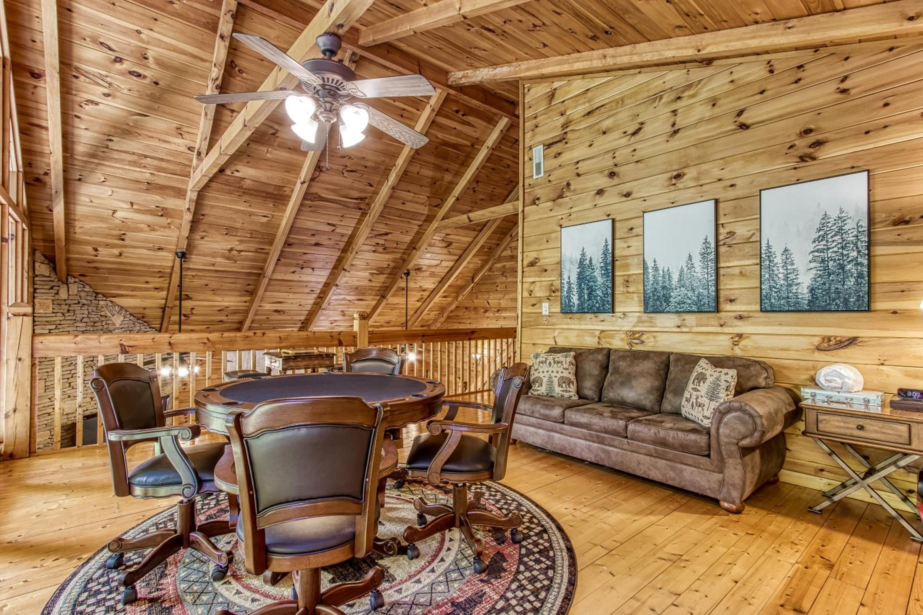 Mountain Jewel, Game Room , Fire Pit, Theater Area, WIFI, Pool access!!!
