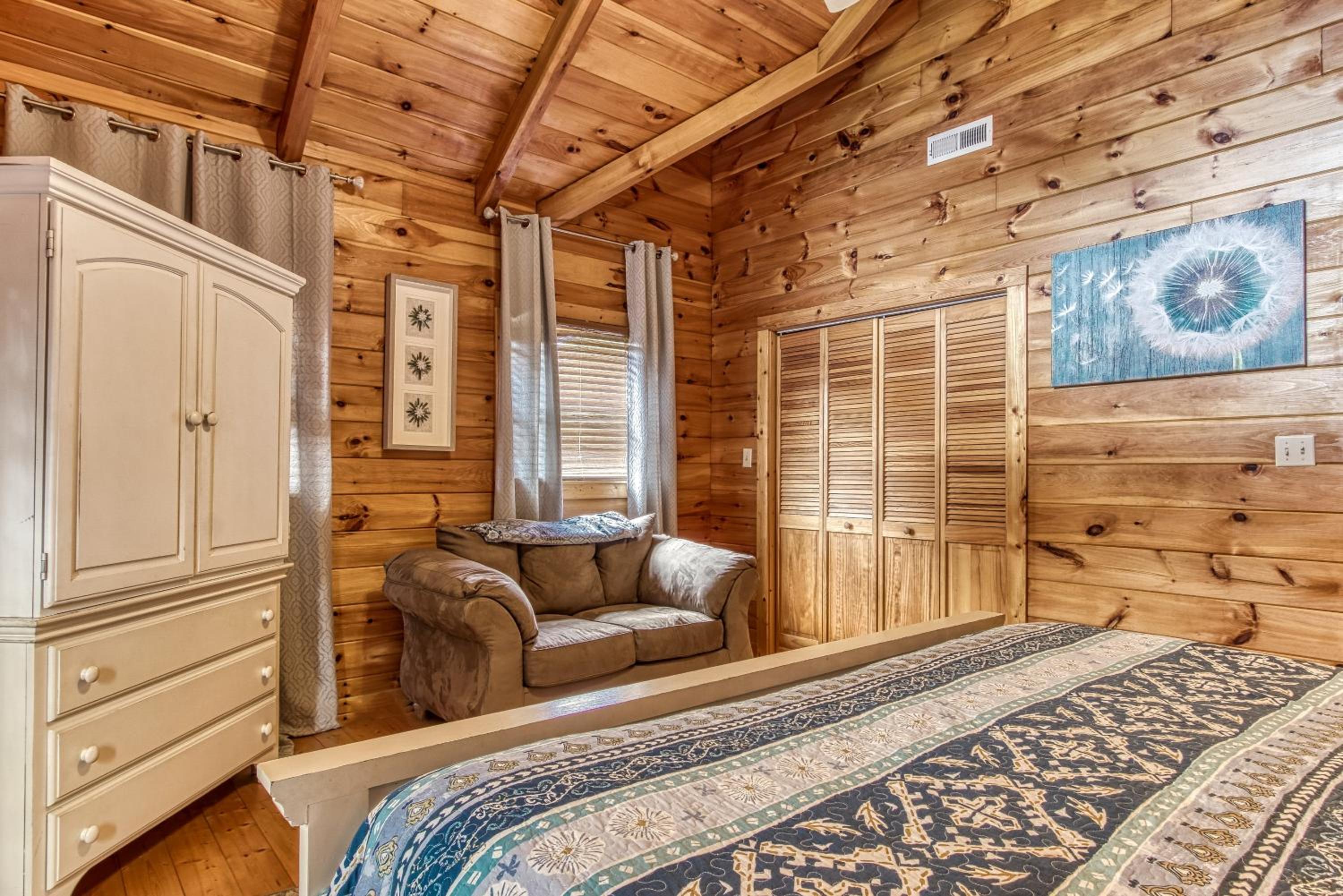 Mountain Jewel, Game Room , Fire Pit, Theater Area, WIFI, Pool access!!!