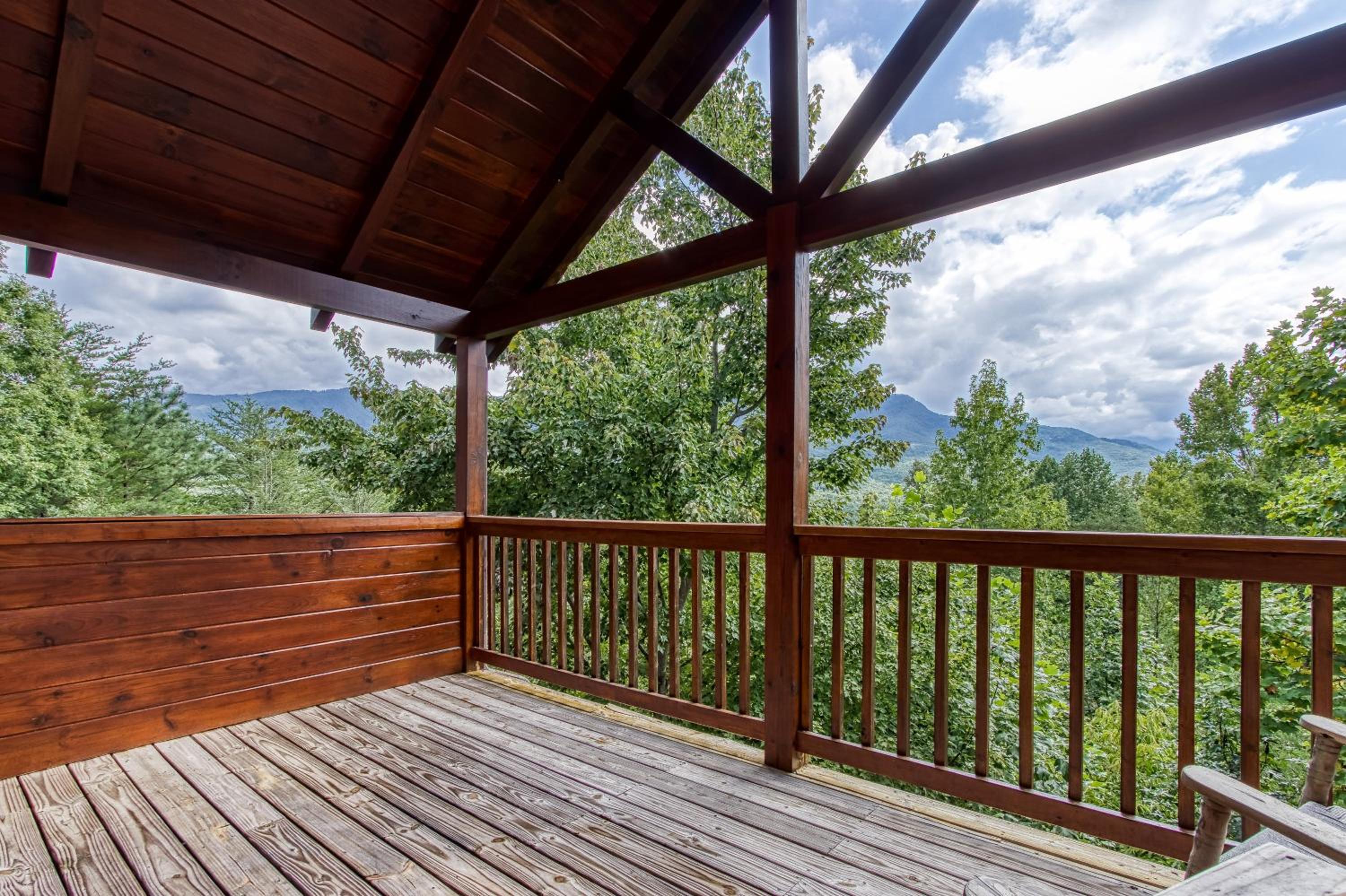 Mountain Jewel, Game Room , Fire Pit, Theater Area, WIFI, Pool access!!!
