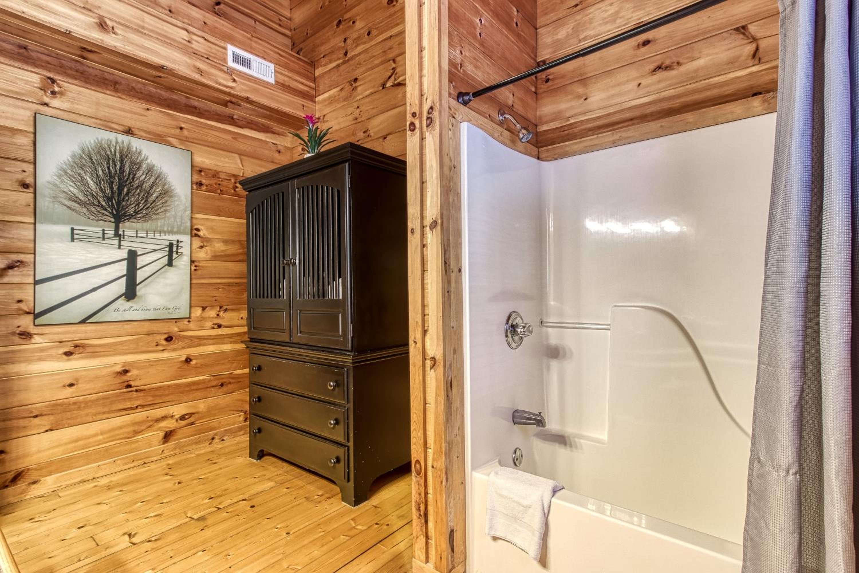 Mountain Jewel, Game Room , Fire Pit, Theater Area, WIFI, Pool access!!!