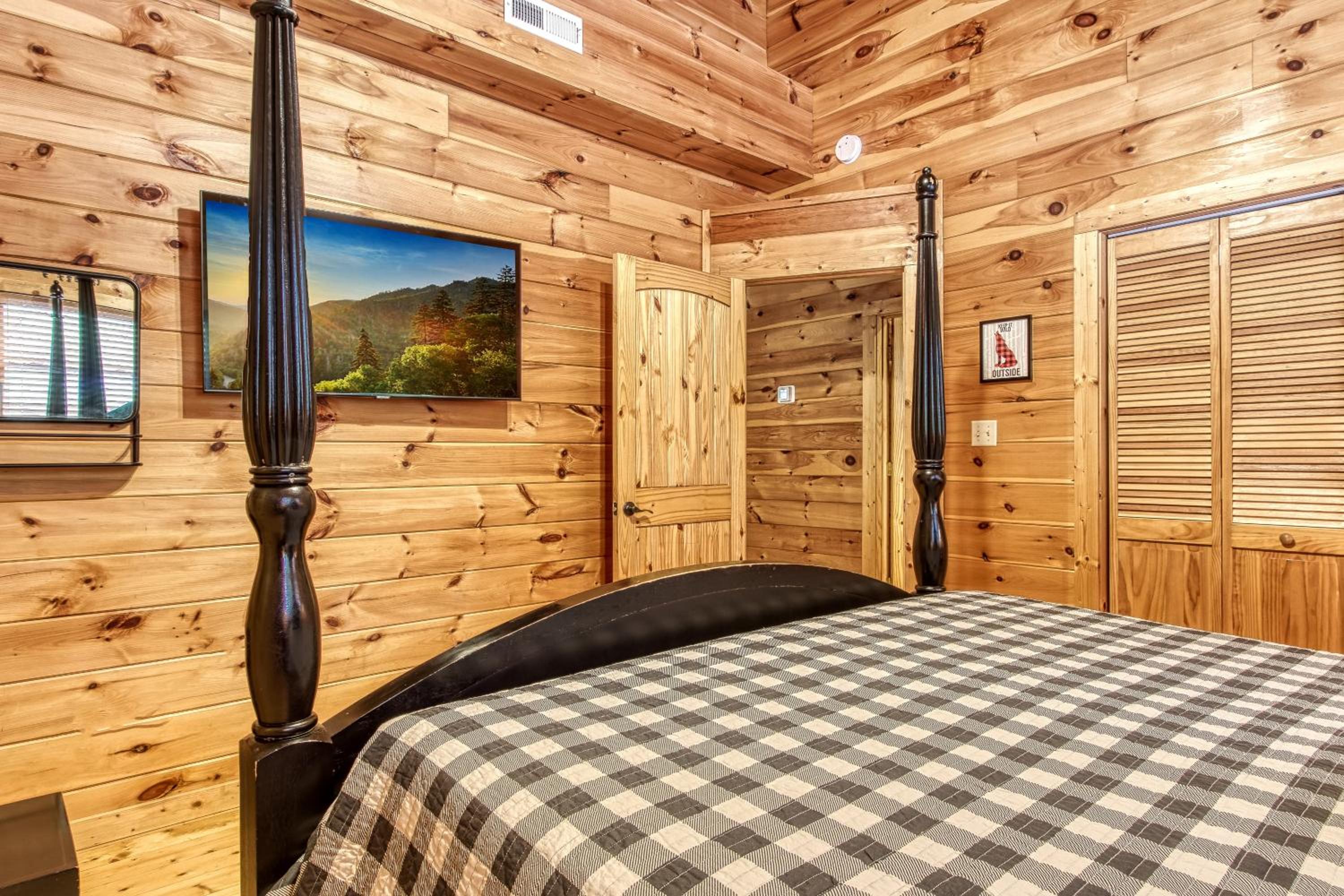 Mountain Jewel, Game Room , Fire Pit, Theater Area, WIFI, Pool access!!!