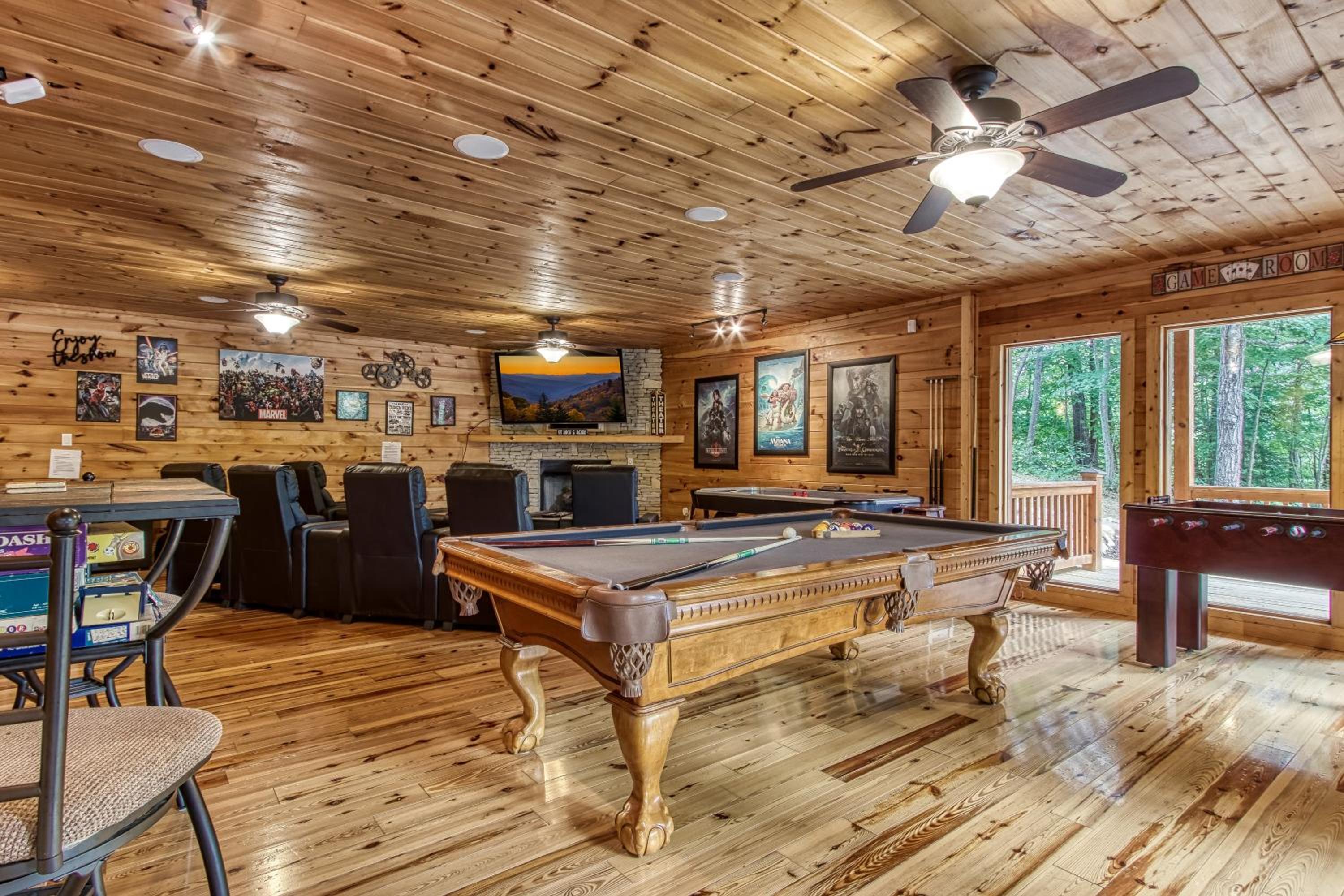 Mountain Jewel, Game Room , Fire Pit, Theater Area, WIFI, Pool access!!!