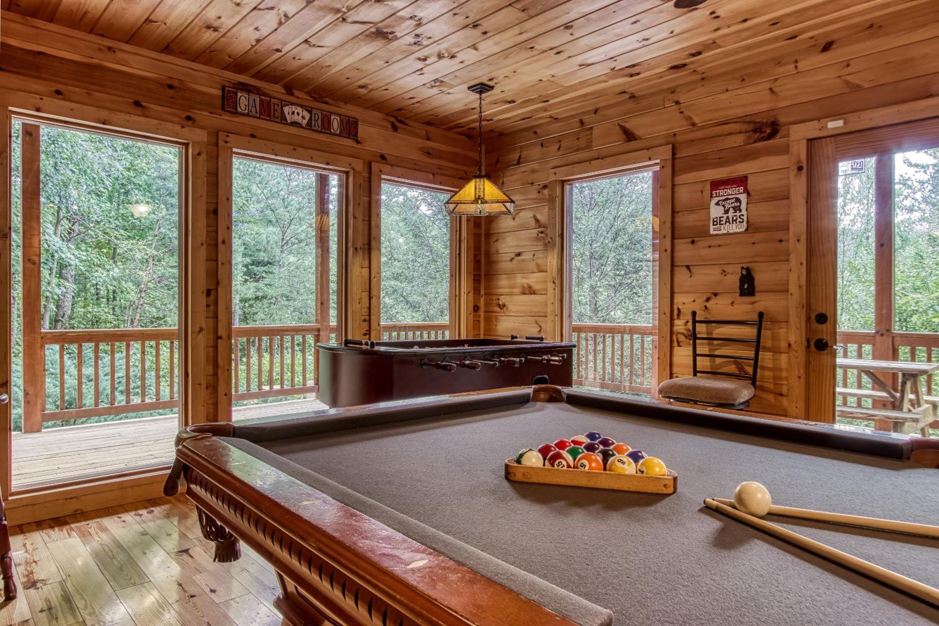 Mountain Jewel, Game Room , Fire Pit, Theater Area, WIFI, Pool access!!!