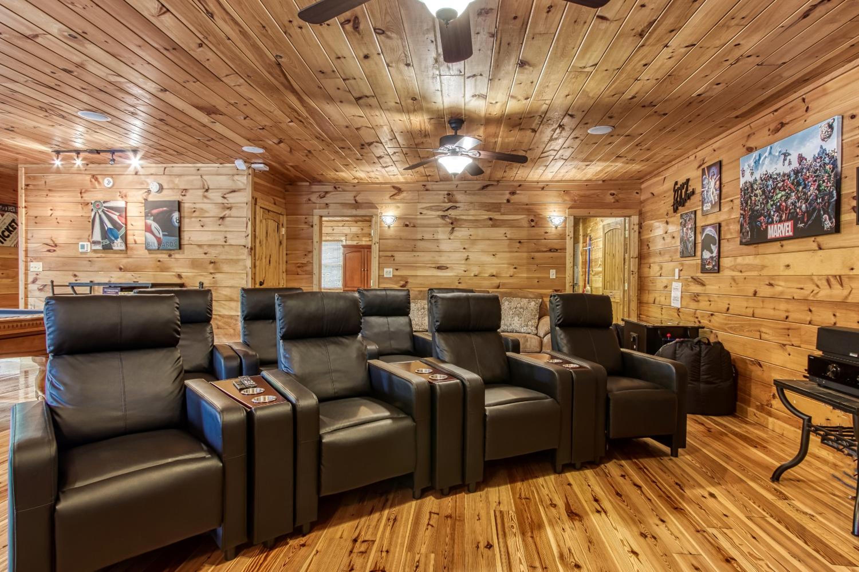 Mountain Jewel, Game Room , Fire Pit, Theater Area, WIFI, Pool access!!!