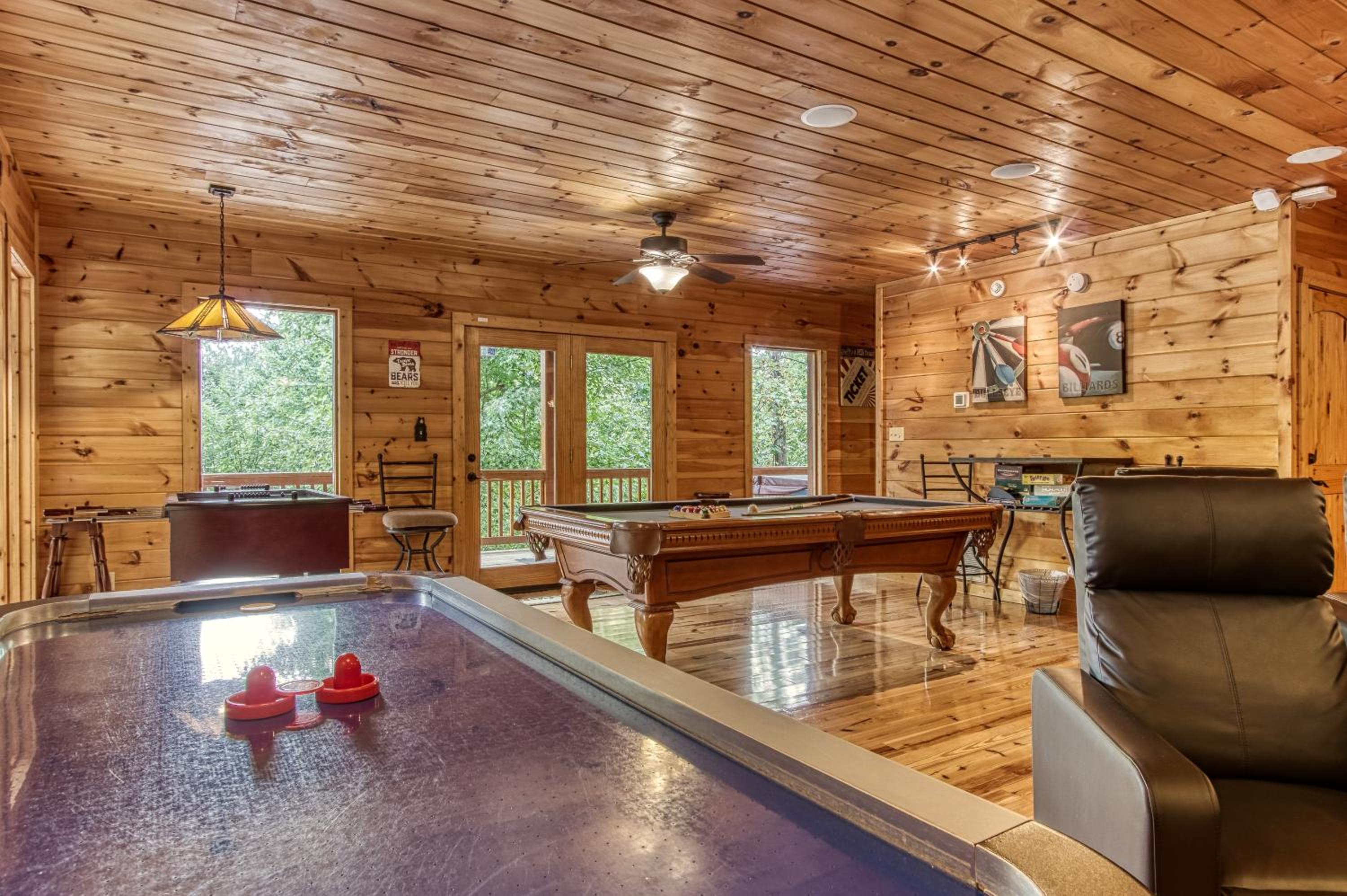 Mountain Jewel, Game Room , Fire Pit, Theater Area, WIFI, Pool access!!!