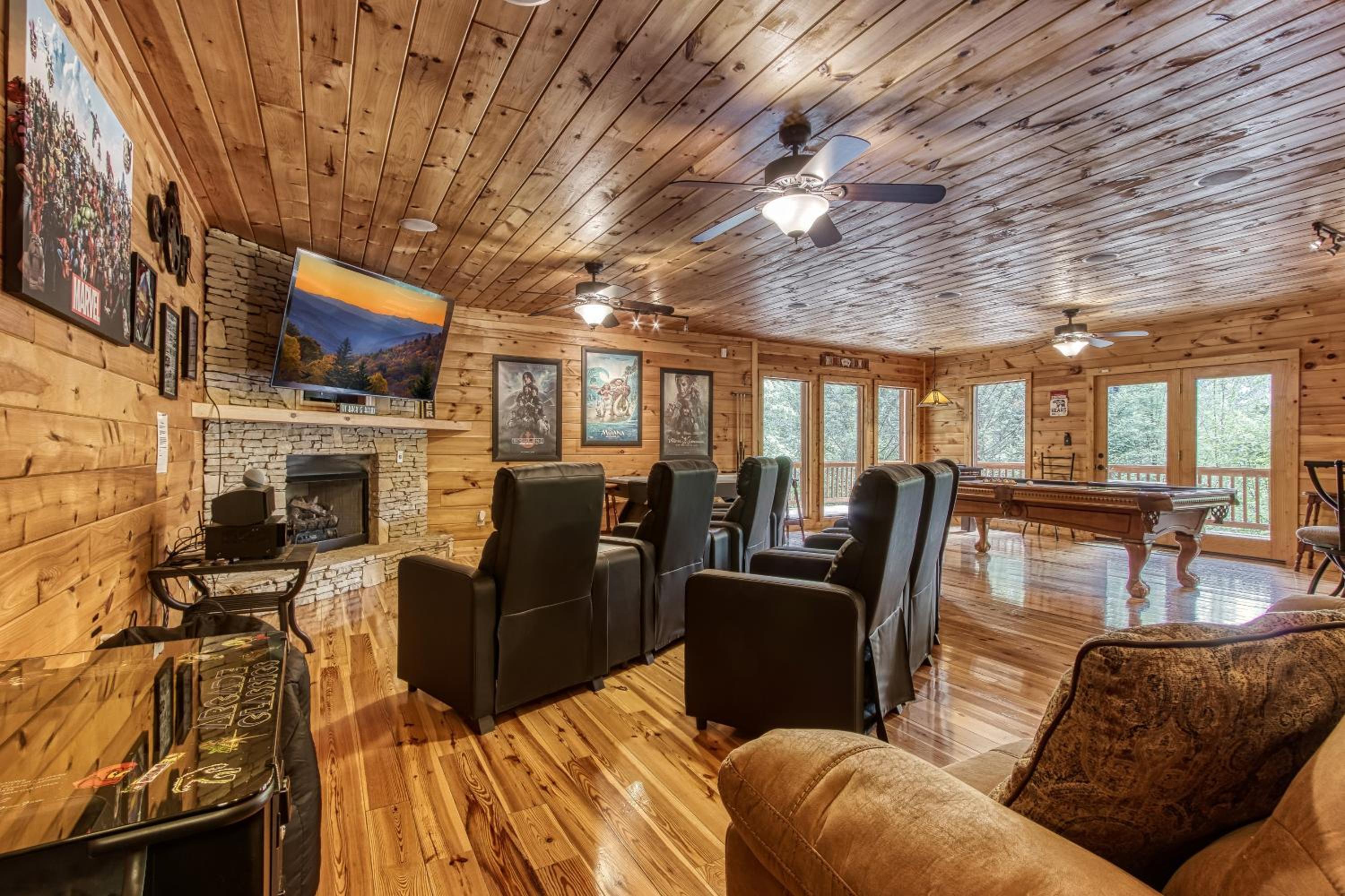 Mountain Jewel, Game Room , Fire Pit, Theater Area, WIFI, Pool access!!!