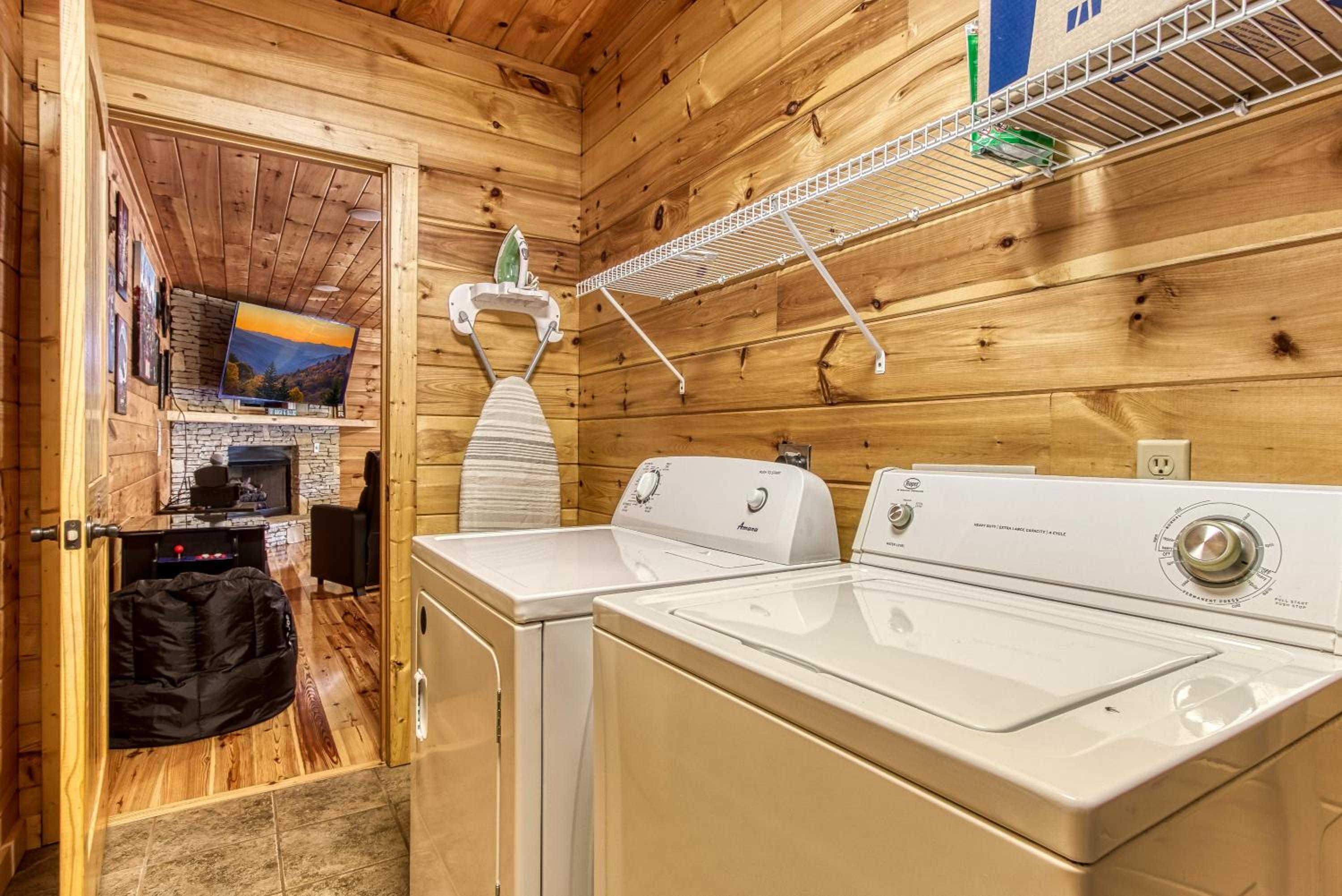 Mountain Jewel, Game Room , Fire Pit, Theater Area, WIFI, Pool access!!!