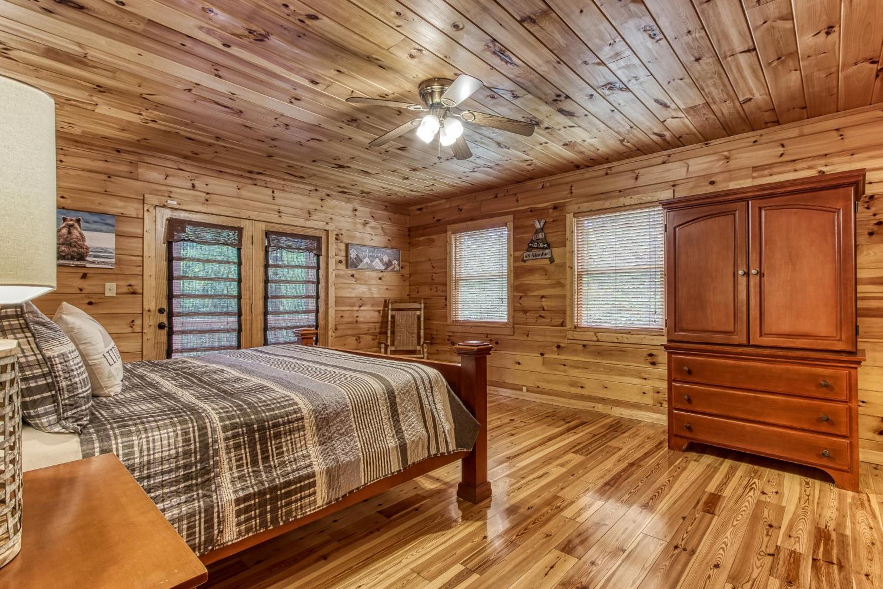 Mountain Jewel, Game Room , Fire Pit, Theater Area, WIFI, Pool access!!!