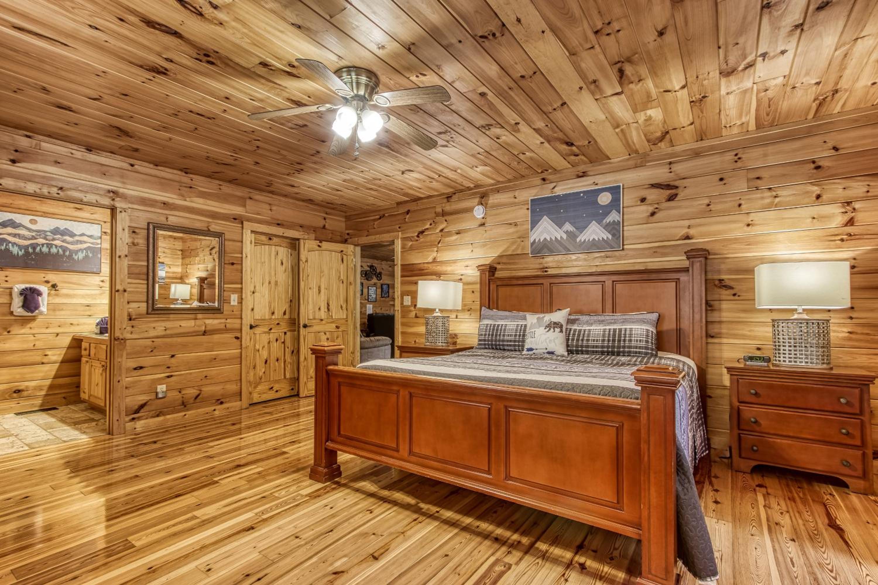 Mountain Jewel, Game Room , Fire Pit, Theater Area, WIFI, Pool access!!!