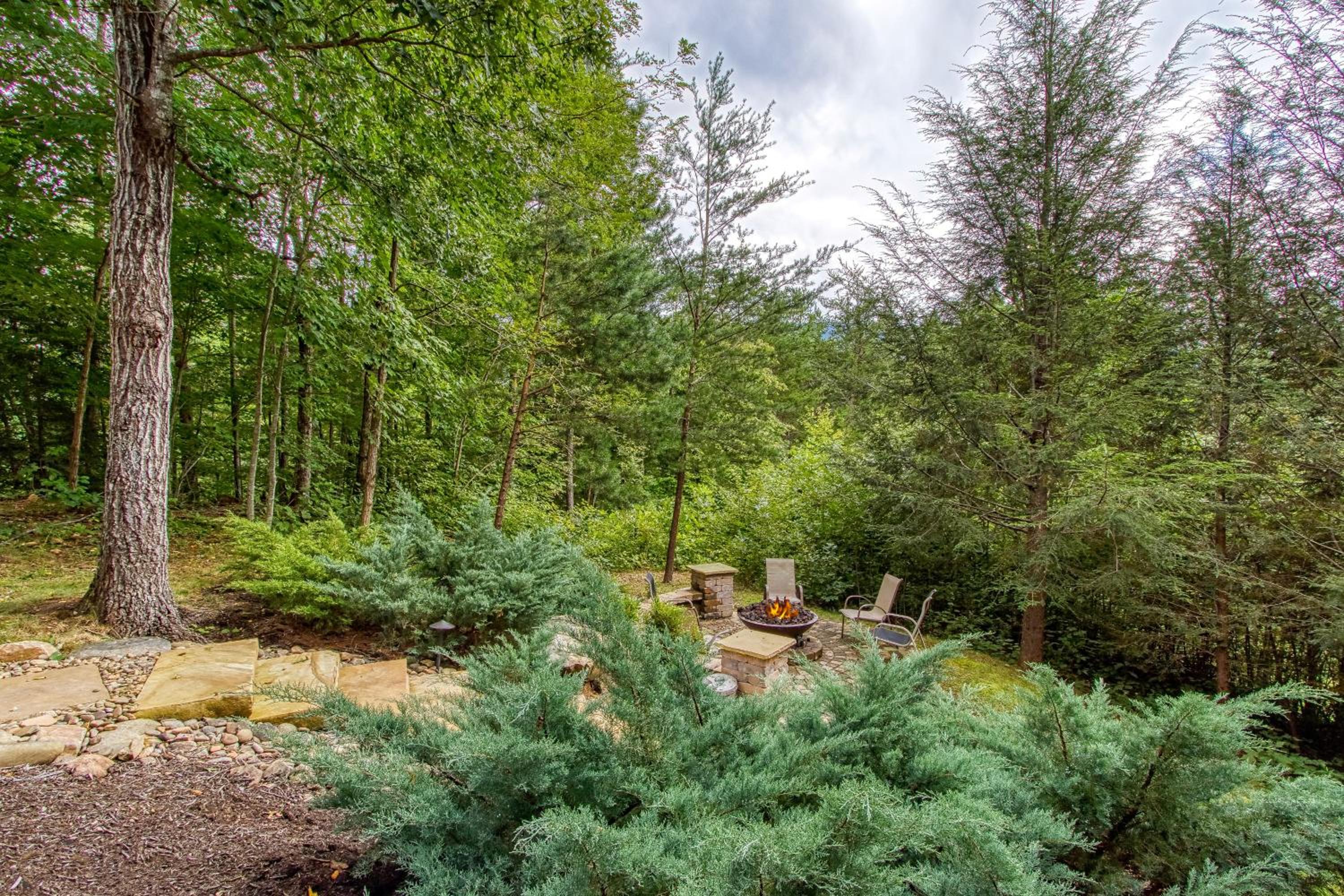 Mountain Jewel, Game Room , Fire Pit, Theater Area, WIFI, Pool access!!!