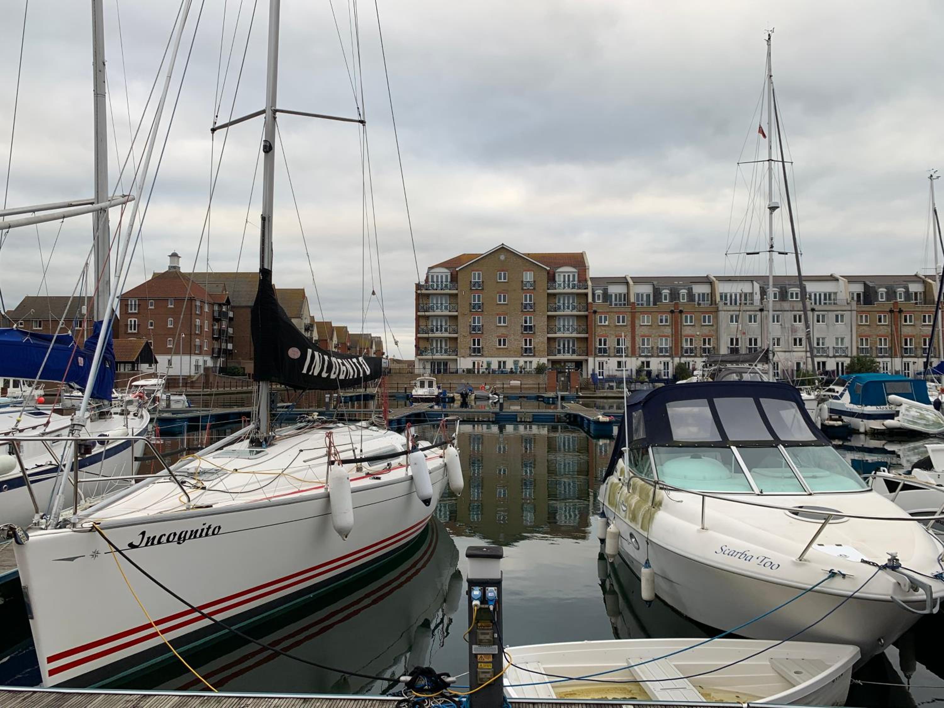 Fabulously located Marina apartment - marina views view 2