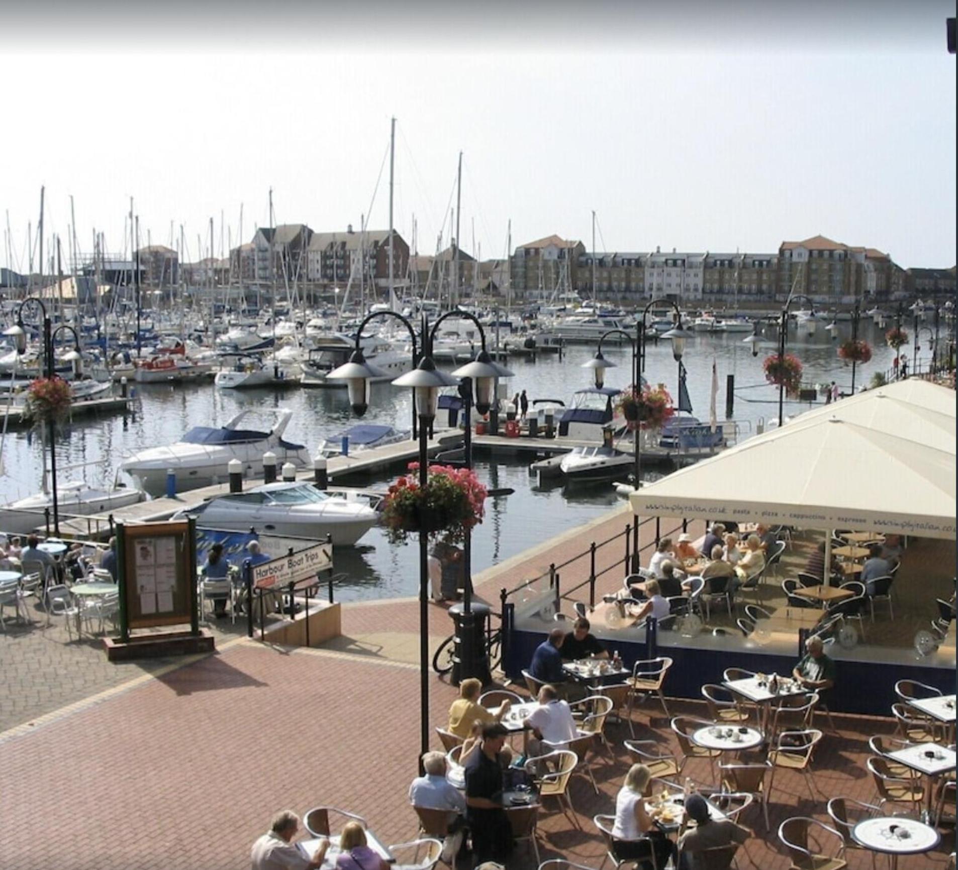 Fabulously located Marina apartment - marina views view 3