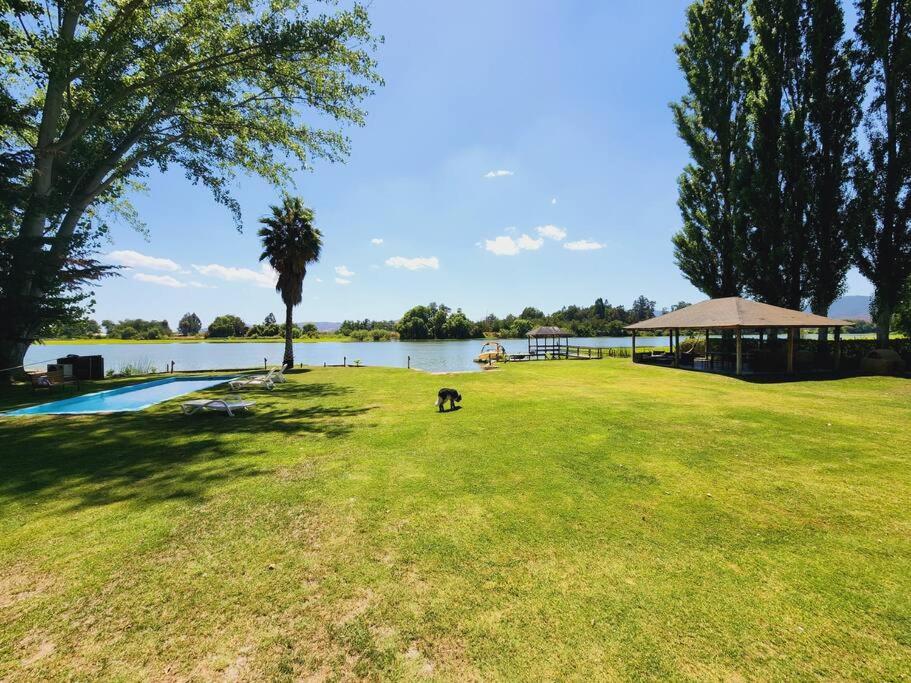 Casa en lago rapel con orilla propia