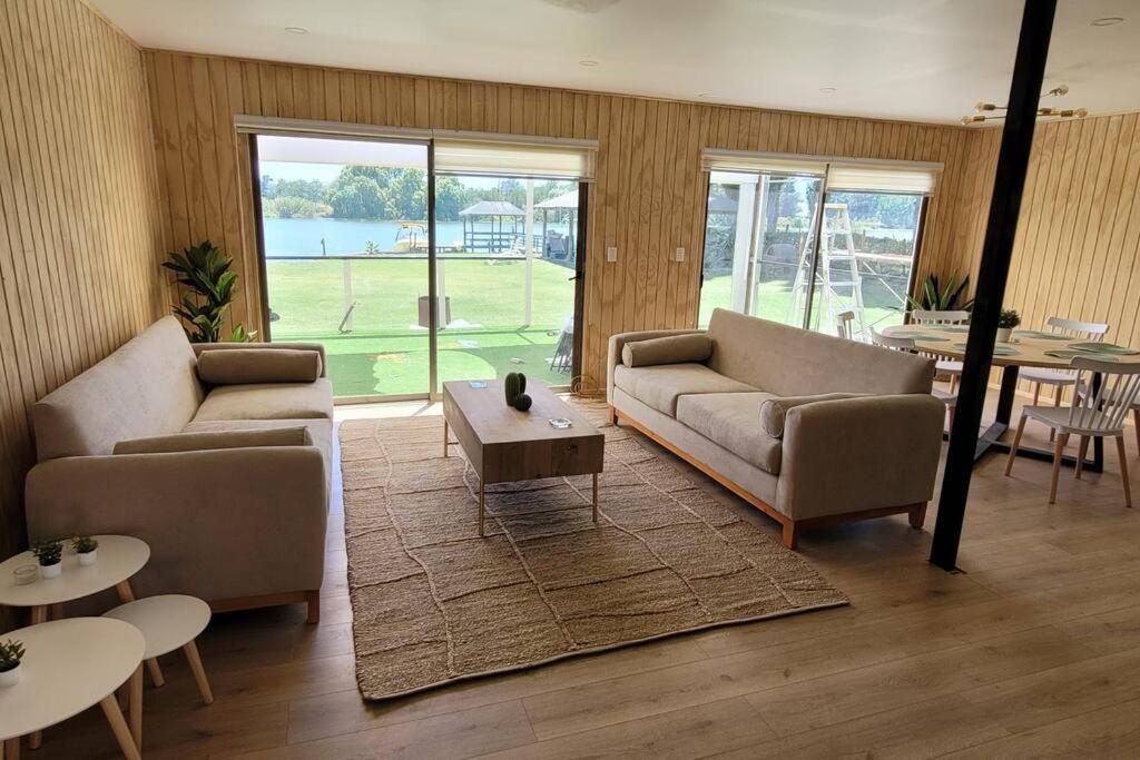 Casa en lago rapel con orilla propia