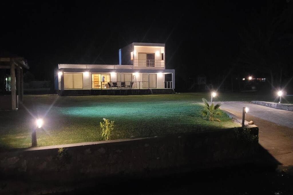 Casa en lago rapel con orilla propia