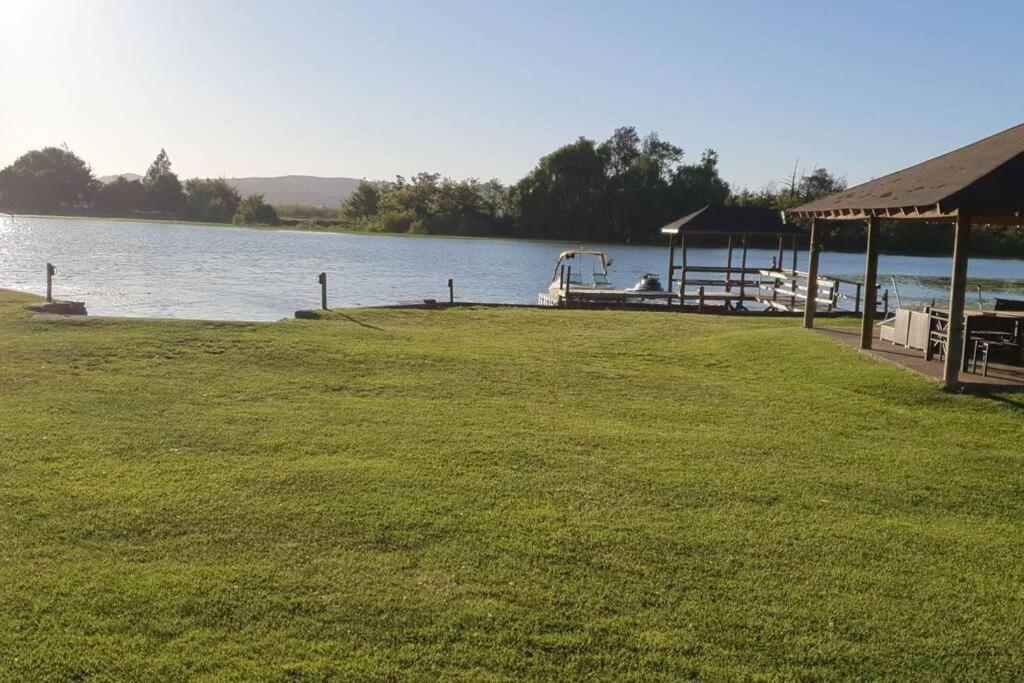 Casa en lago rapel con orilla propia