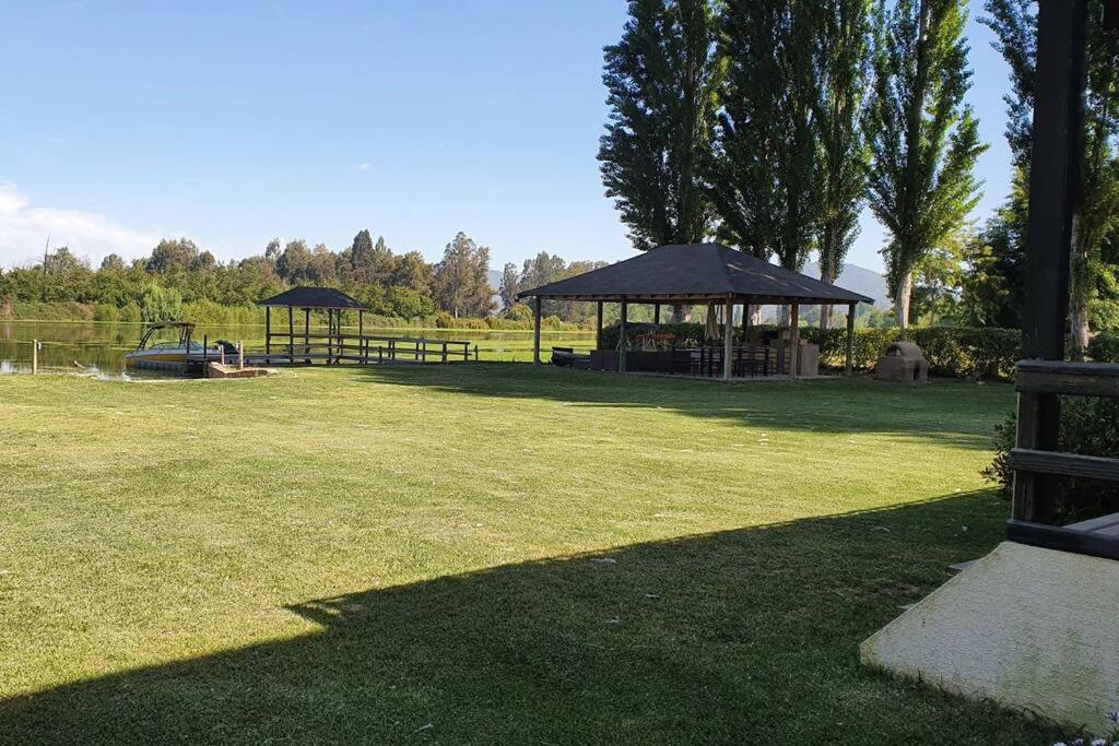 Casa en lago rapel con orilla propia