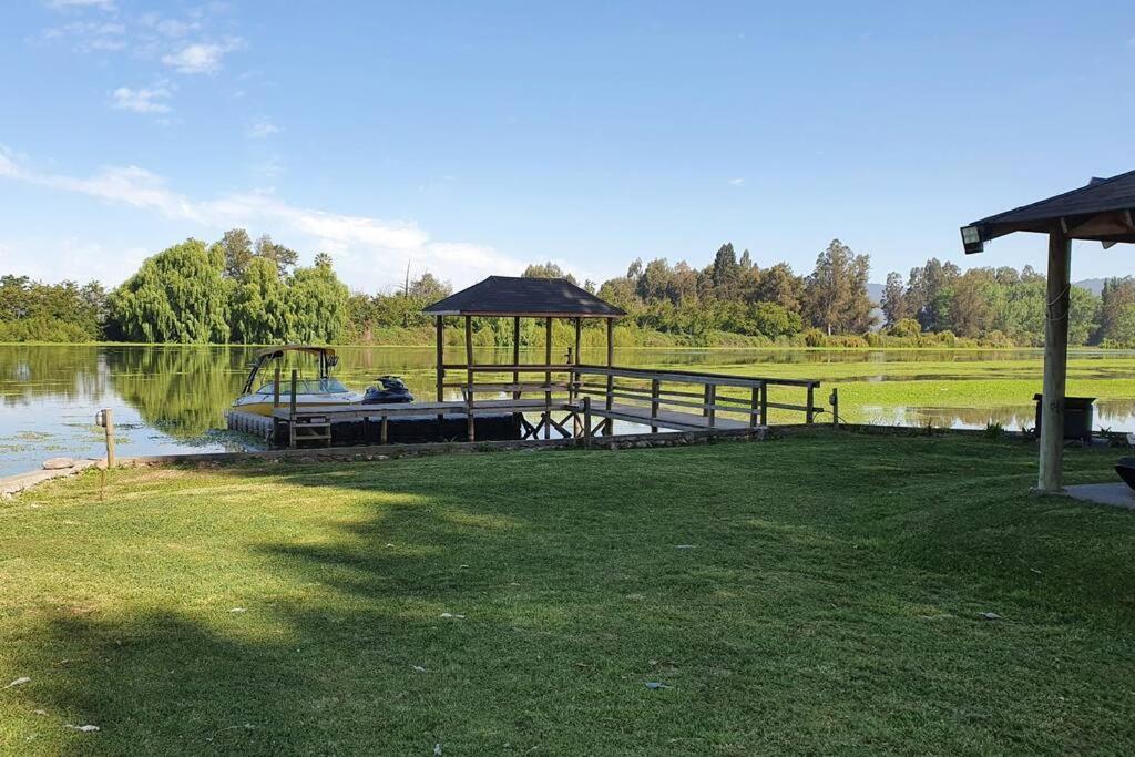 Casa en lago rapel con orilla propia