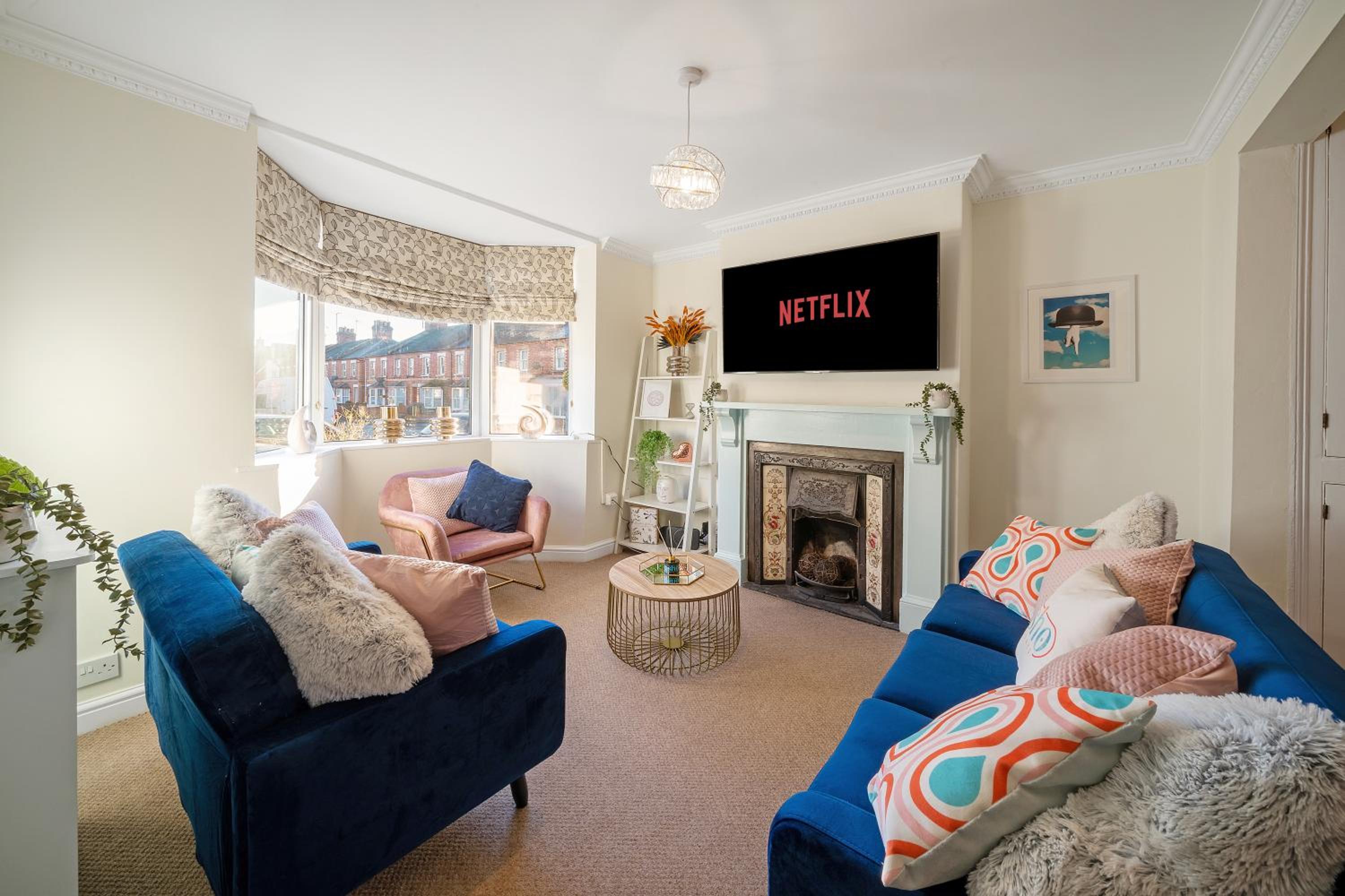 Cotswolds - 3 bed house, with Garden, WiFi - Esho Stays view 5