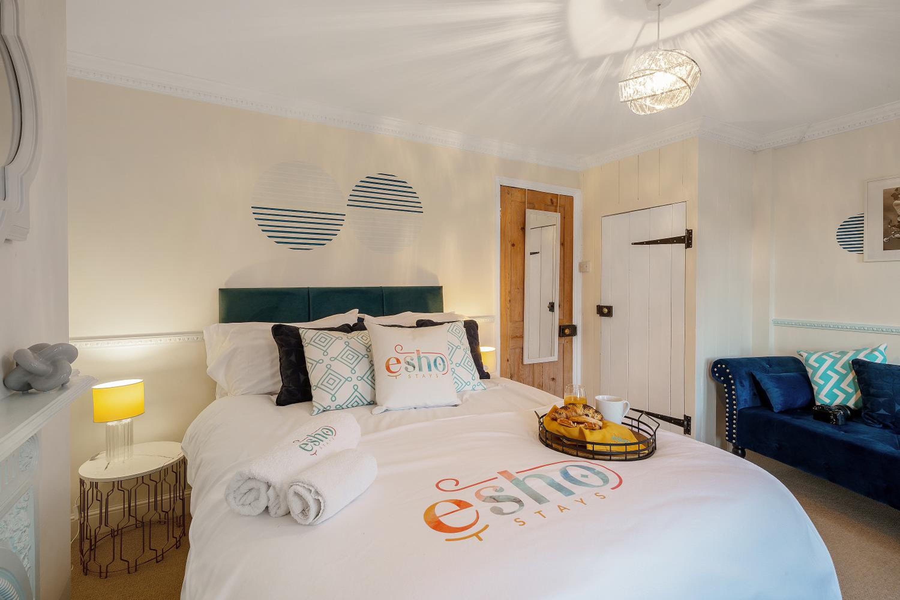 Cotswolds - 3 bed house, with Garden, WiFi - Esho Stays view 4