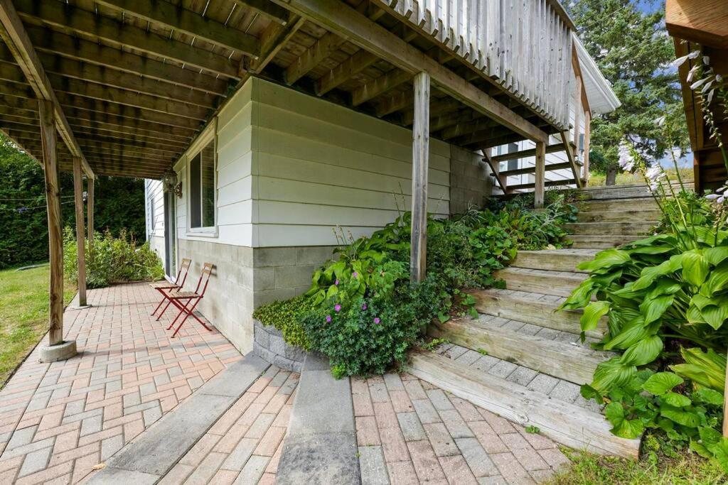 Cozy Waterfront Cottage on Mitchell Lake