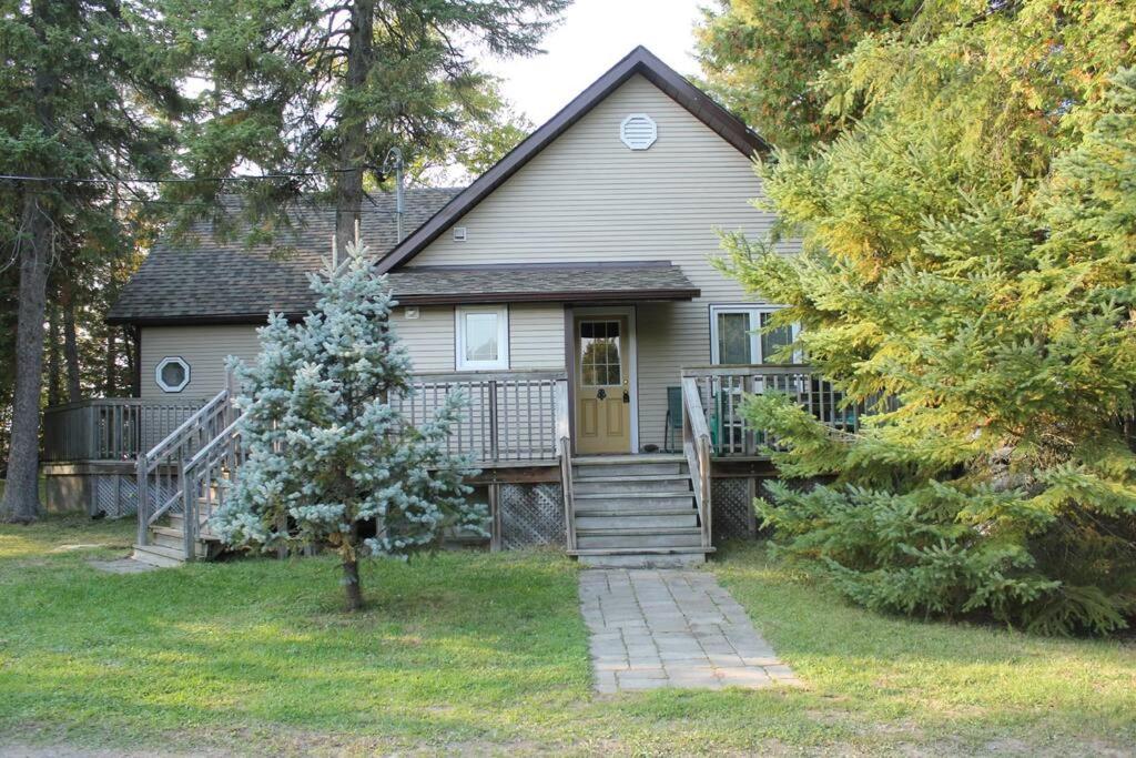 Rustic Pines Waterfront Cottage *CLEAR WATER*
