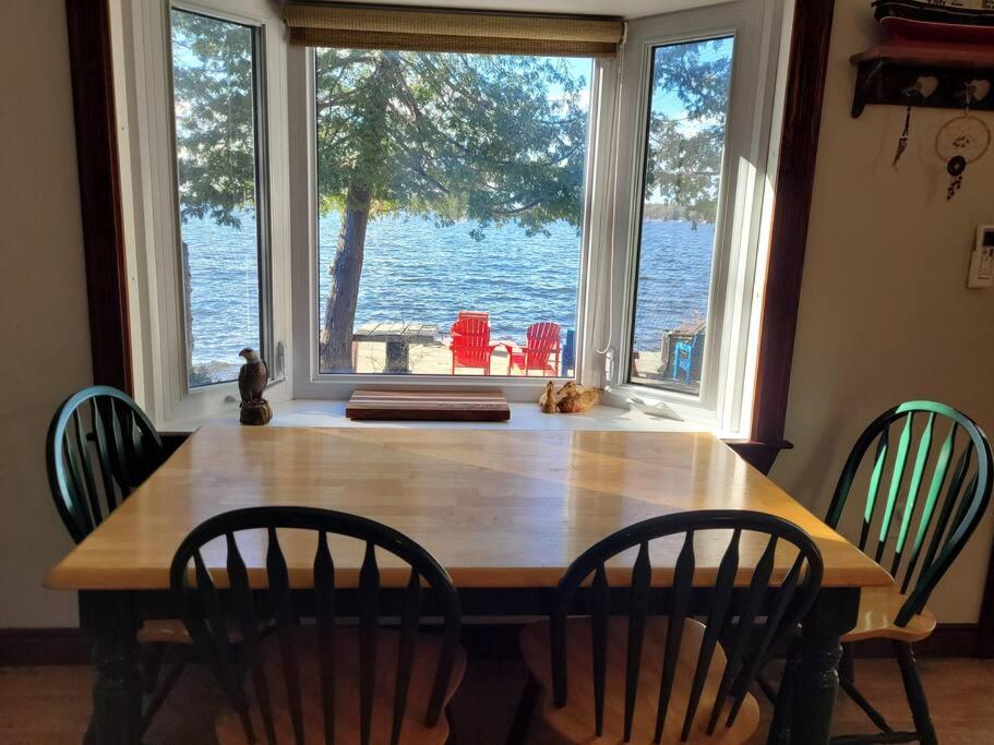 Rustic Pines Waterfront Cottage *CLEAR WATER*