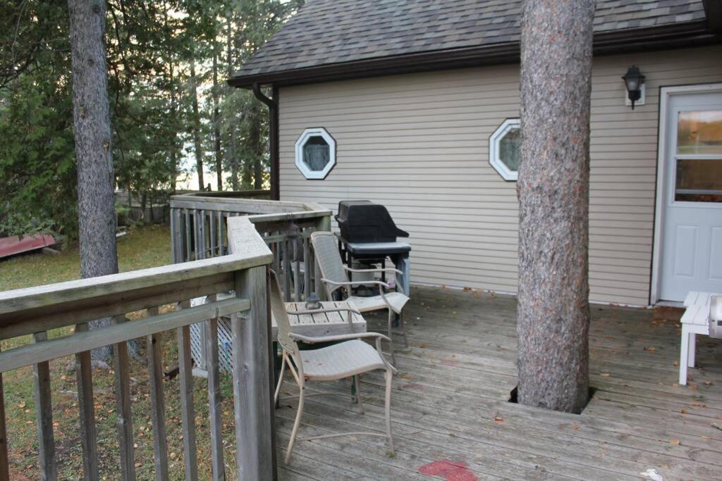 Rustic Pines Waterfront Cottage *CLEAR WATER*