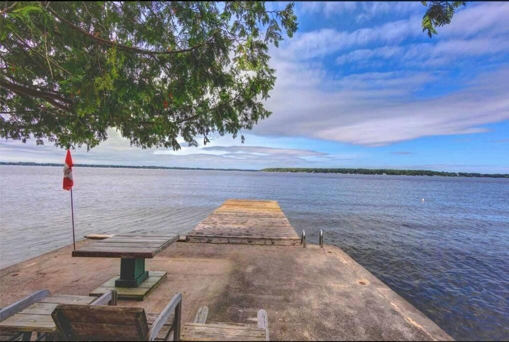 Rustic Pines Waterfront Cottage *CLEAR WATER*