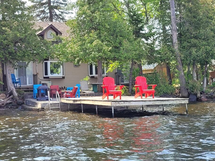 Rustic Pines Waterfront Cottage *CLEAR WATER*