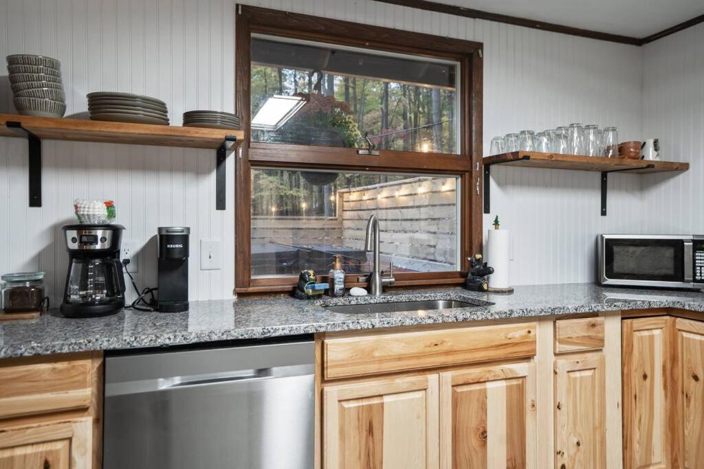 Cozy Bear-Themed Mountain Cabin, Relaxing Hot Tub
