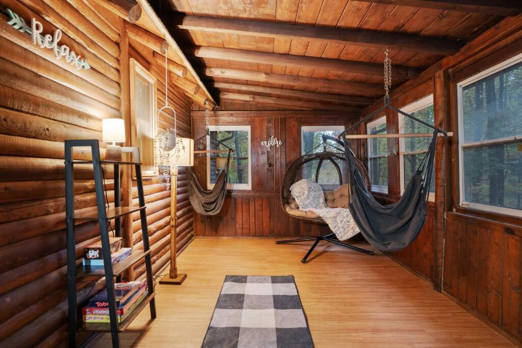 Cozy Bear-Themed Mountain Cabin, Relaxing Hot Tub