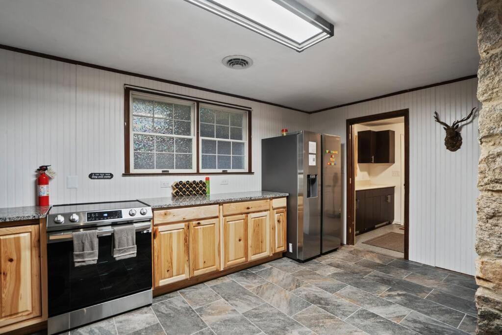 Cozy Bear-Themed Mountain Cabin, Relaxing Hot Tub